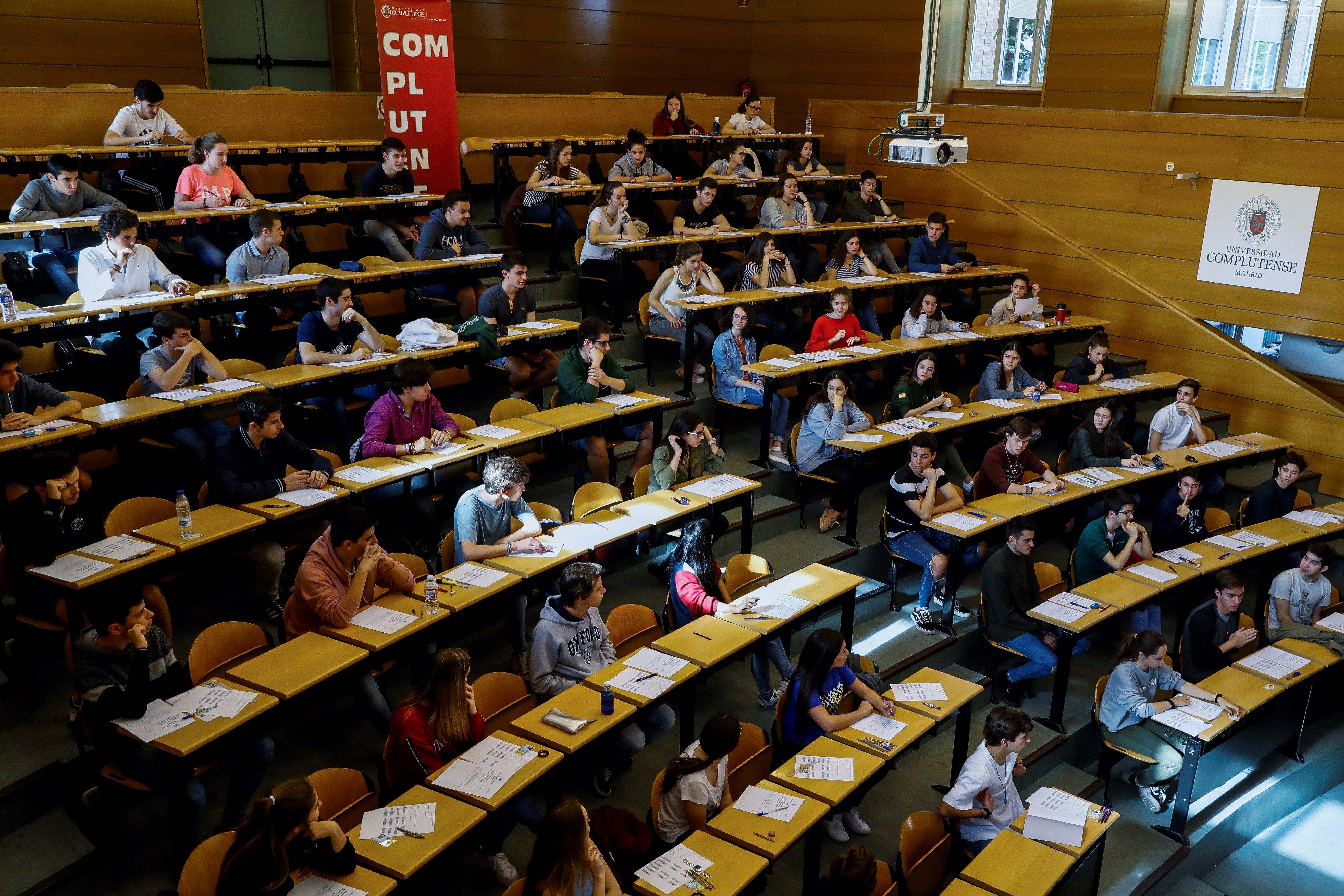 Alumnos antes de un examen en la Universidad Complutense de Madrid