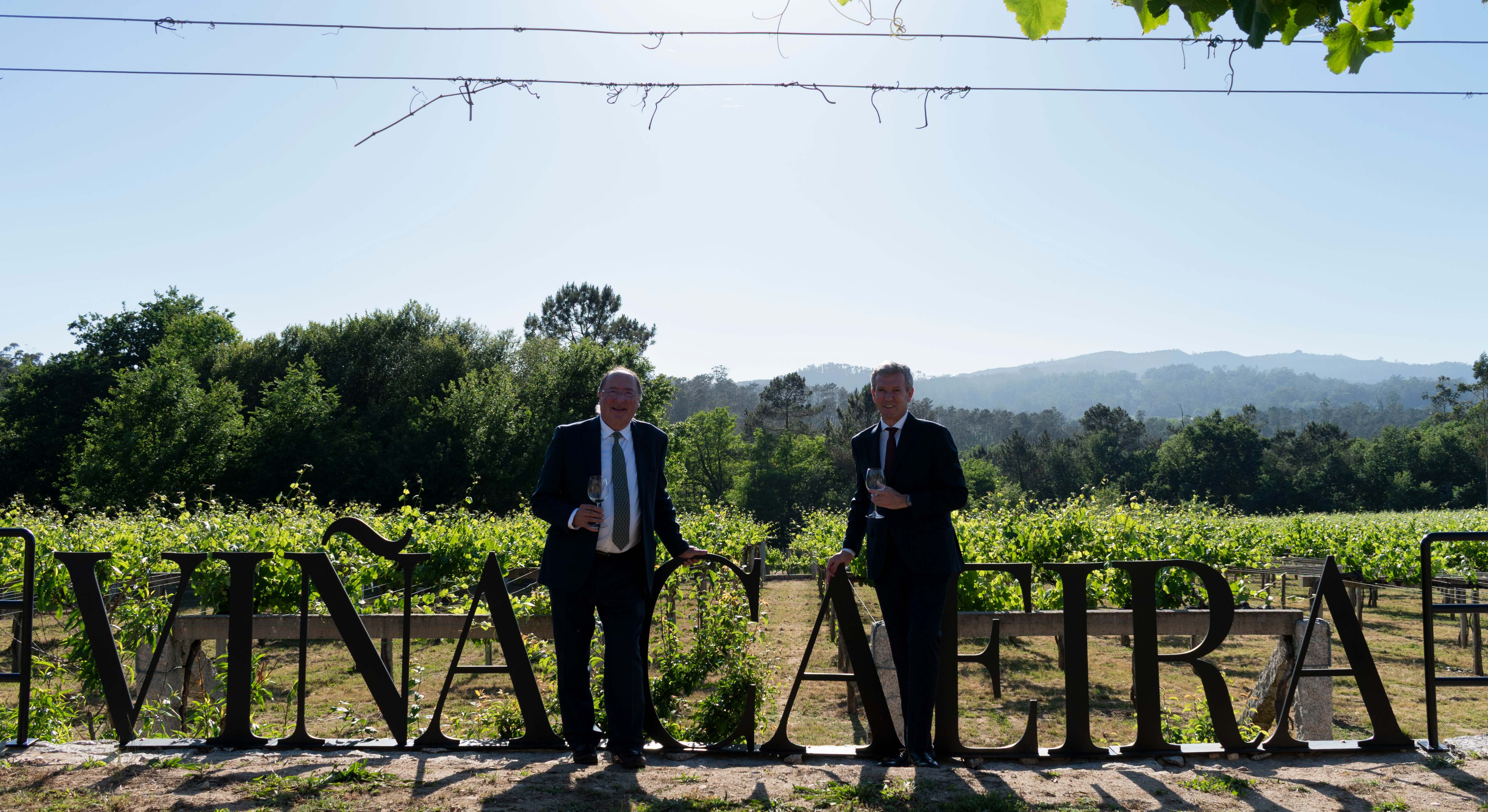 El bodeguero Carlos Moro y el presidente de la Xunta de Galicia, Alfonso Rueda