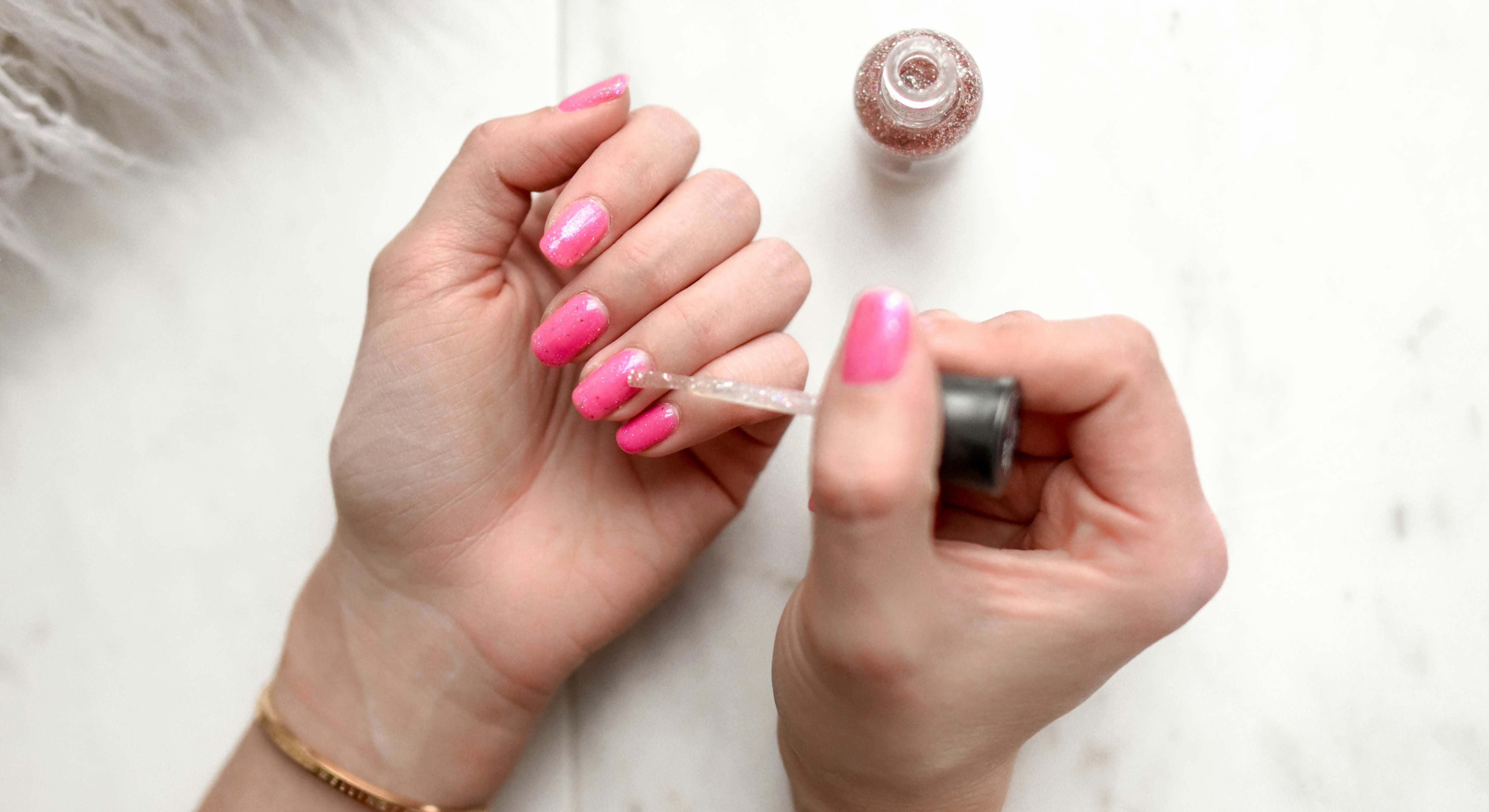 Manos de mujer haciéndose la manicura