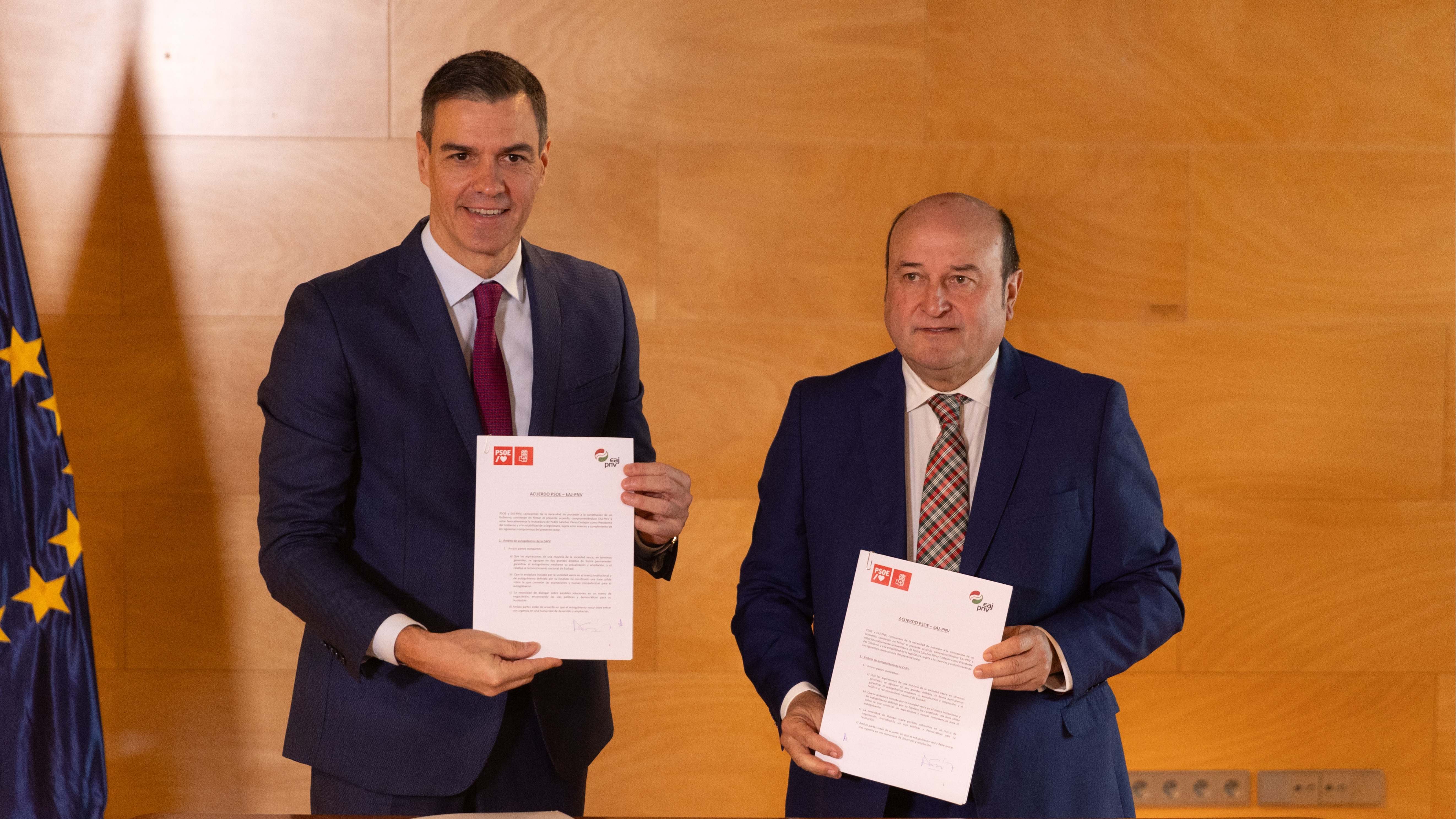 Pedro Sánchez y Andoni Ortúzar firman el acuerdo para su investidura