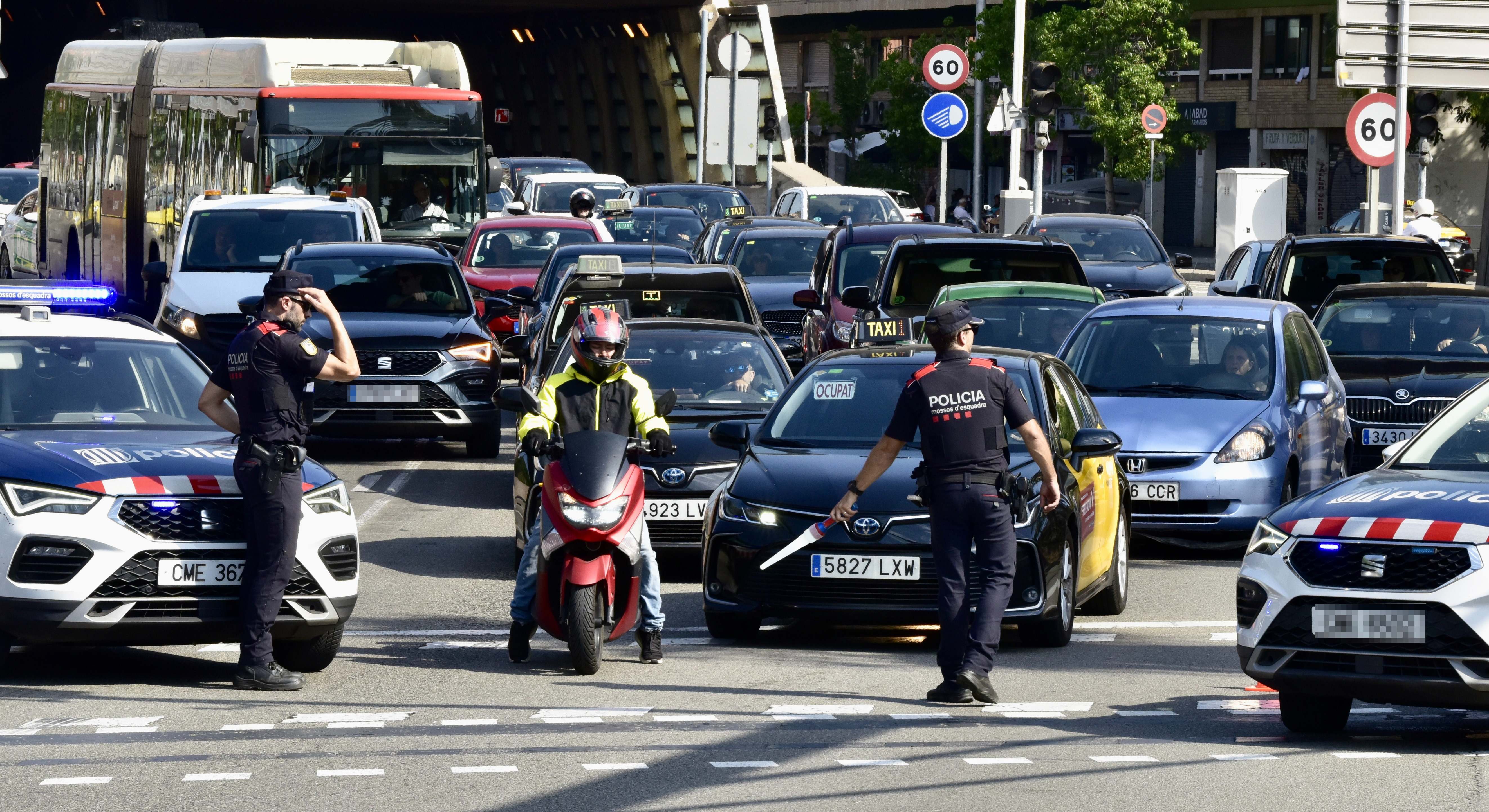 Mossos d'Esquadra en los controles policiales de Barcelona. / Foto: EP