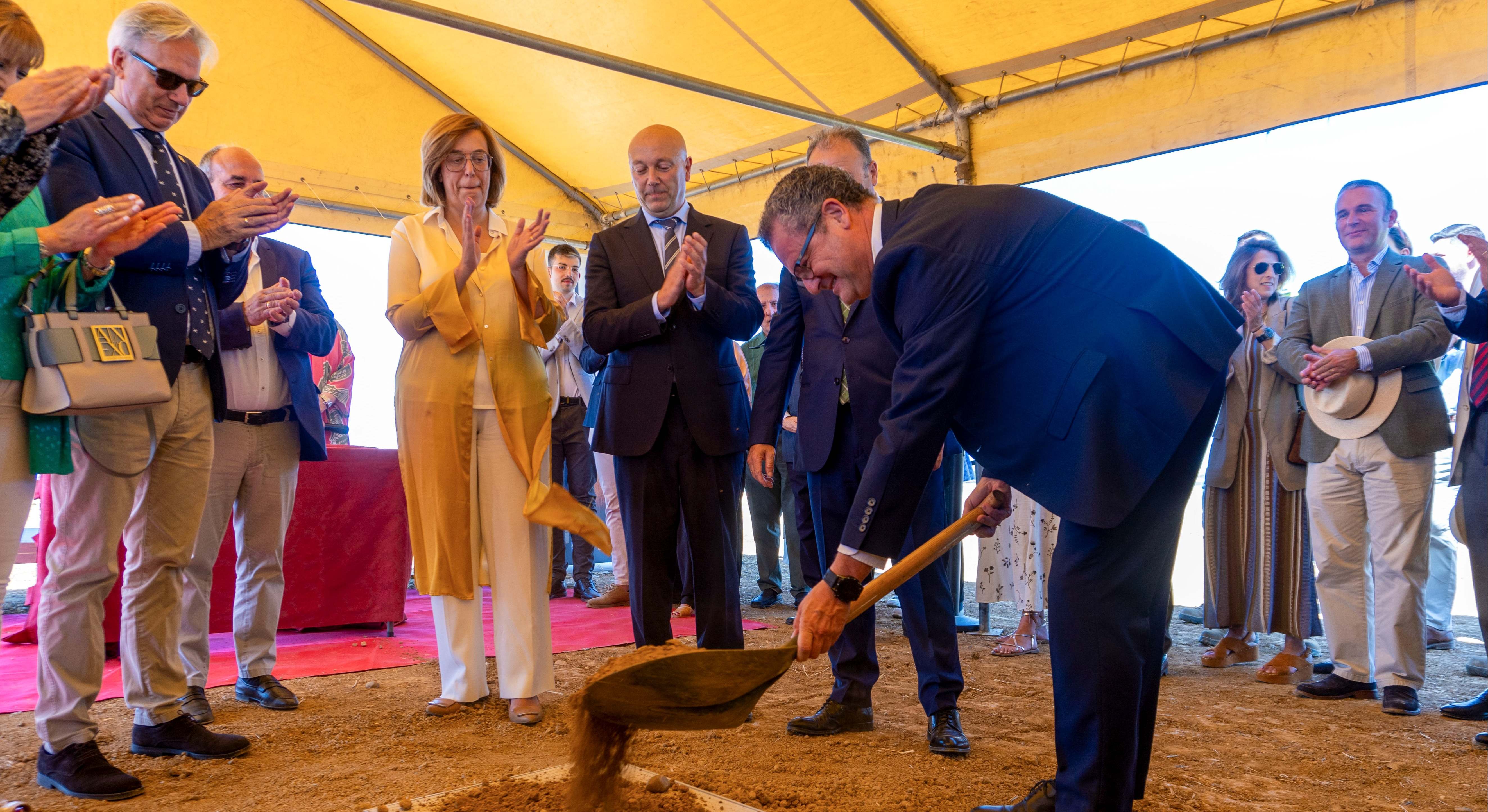 Consejero de Agricultura de Castilla y León, Gerardo Dueñas, coloca la primera planta de Iberóleo