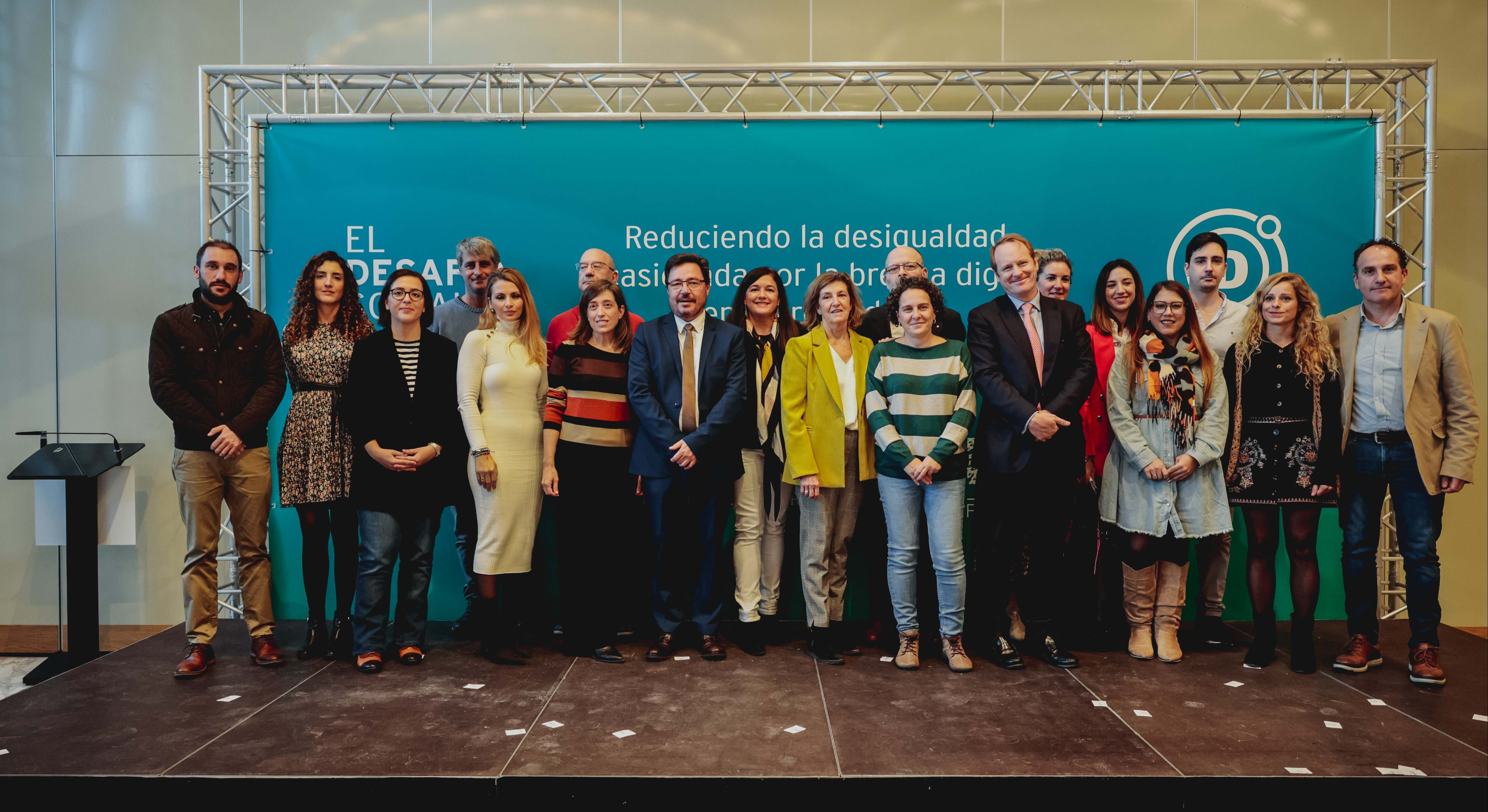 Los ganadores de la primera edición durante el acto de clausura