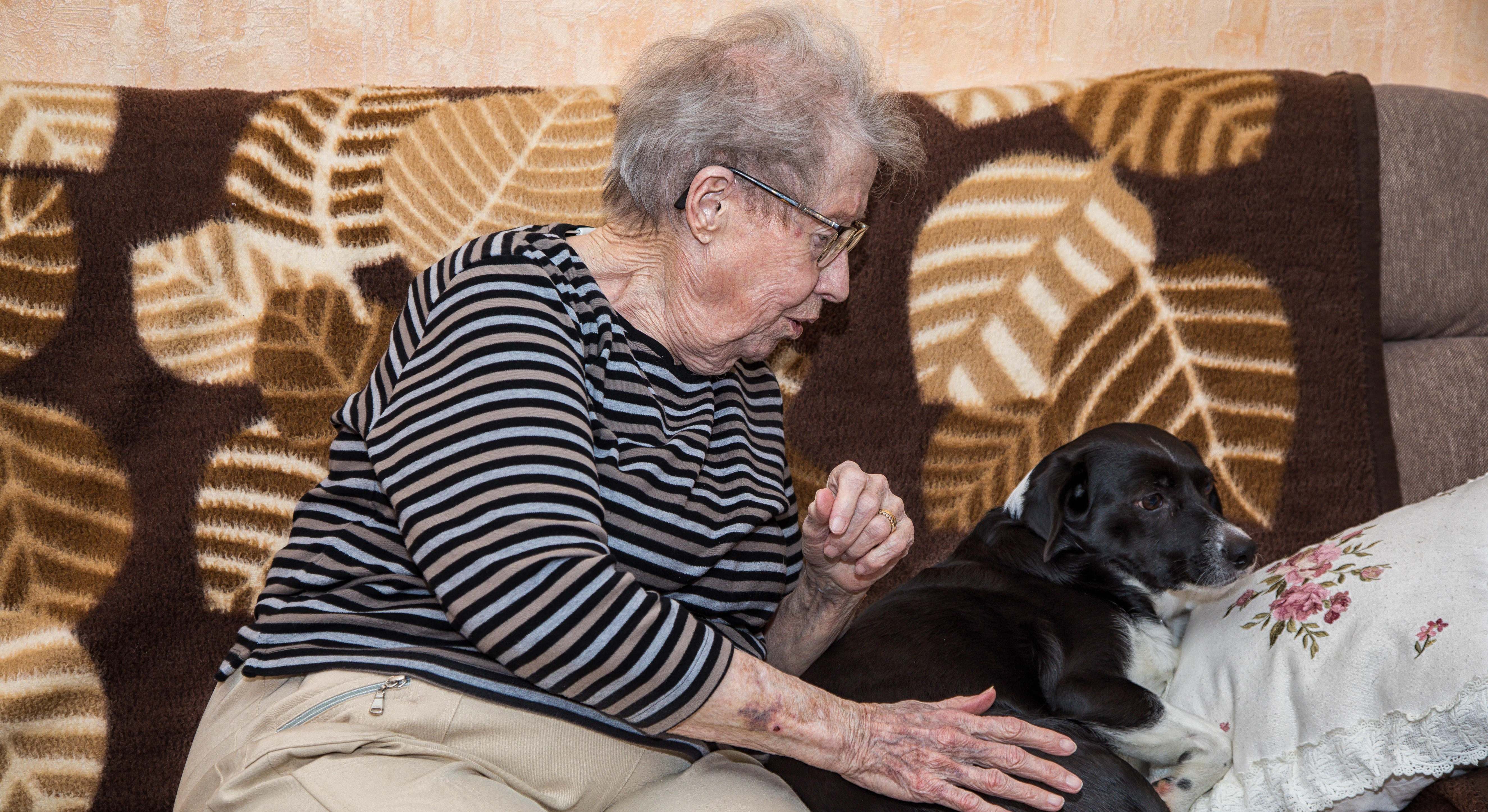 Una mujer con un perro