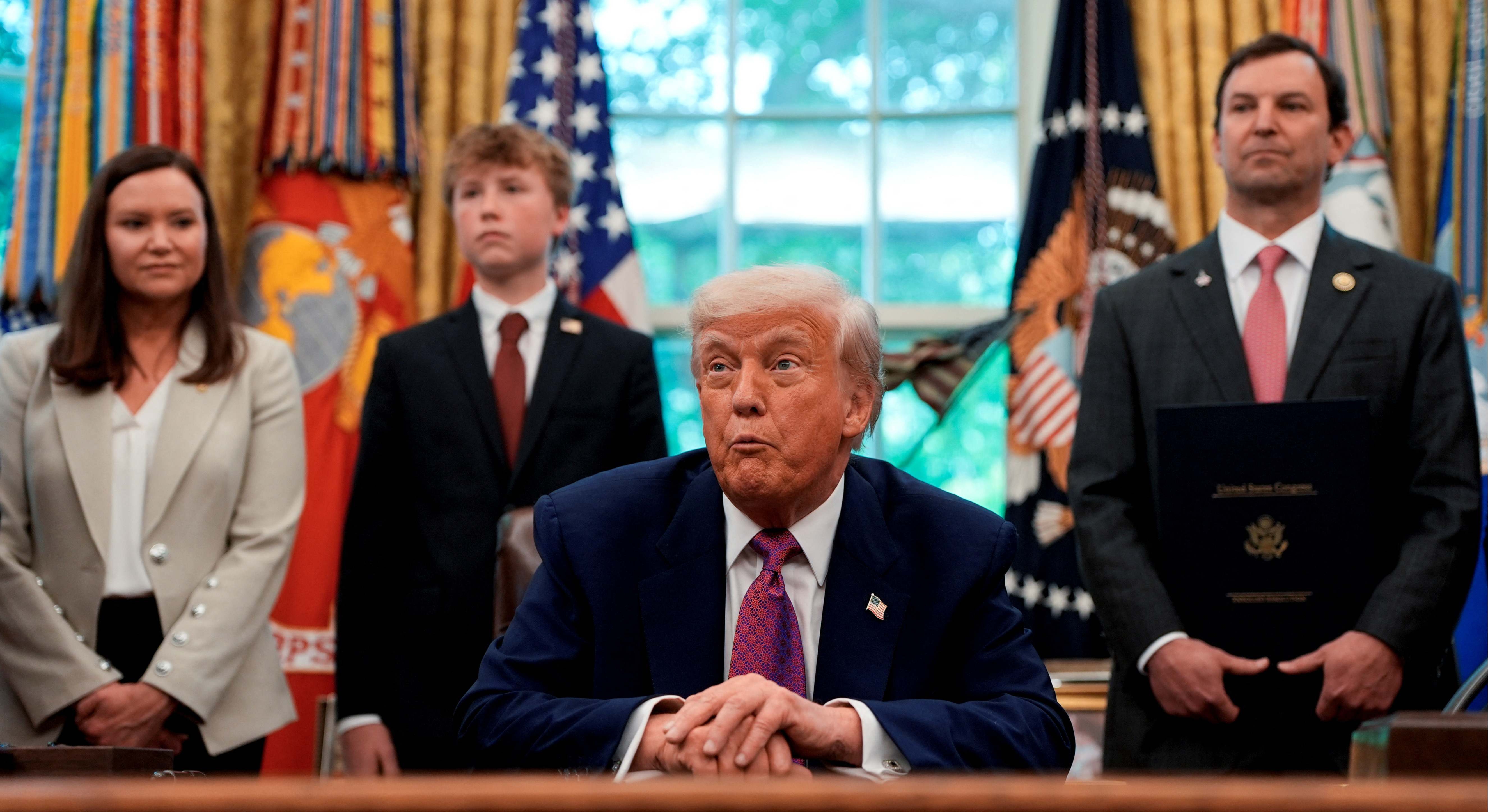Donald Trump, en el Despacho Oval, con varios congresistas. Foto: Reuters