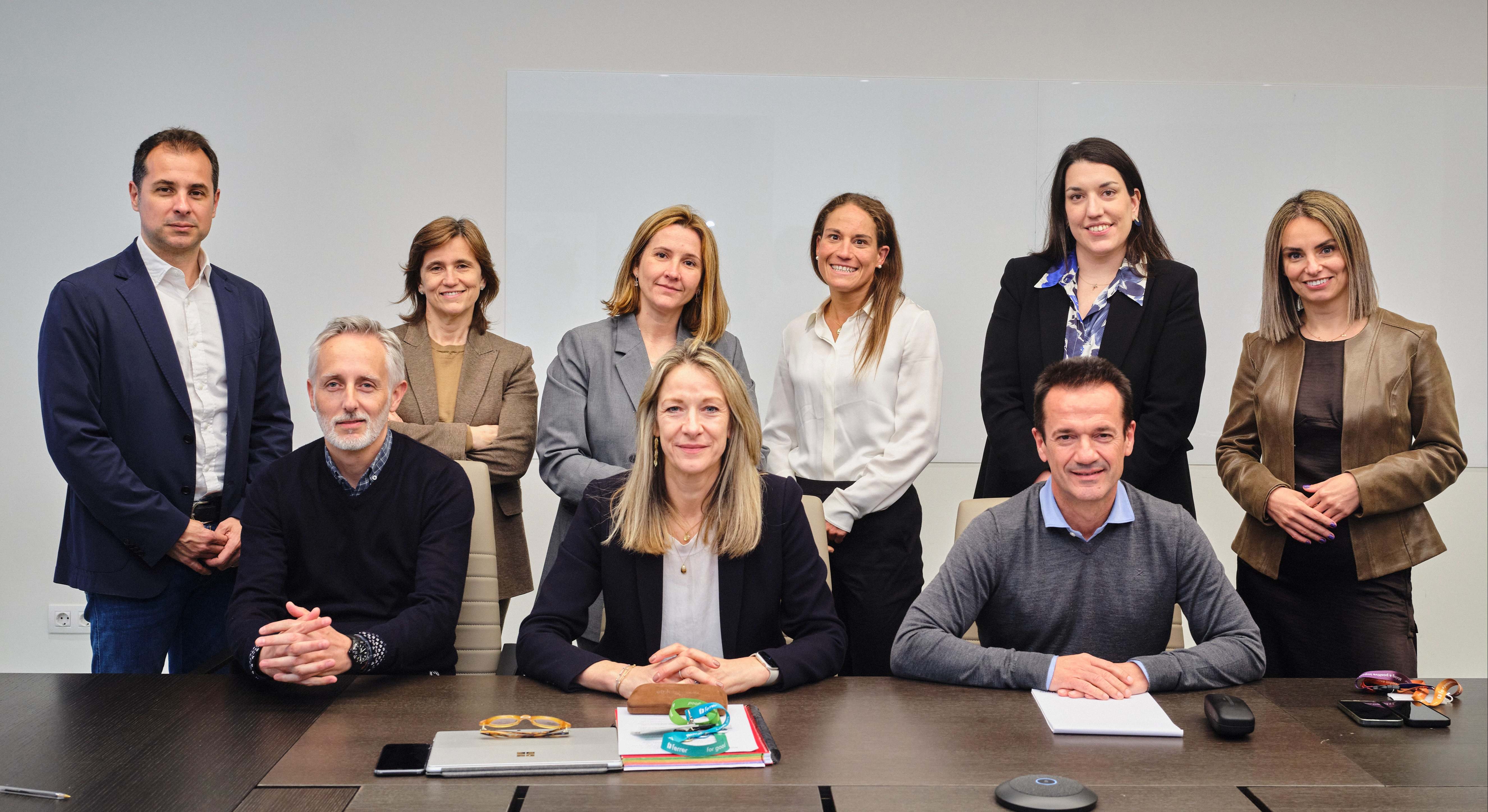 Mario Rovirosa, CEO de Ferrer, y Óscar Pérez, Chief Scientific Officer de Ferrer, junto con Jane Rhodes, Presidenta y cofundadora de Verge Genomics, y otros miembros de la compañía.