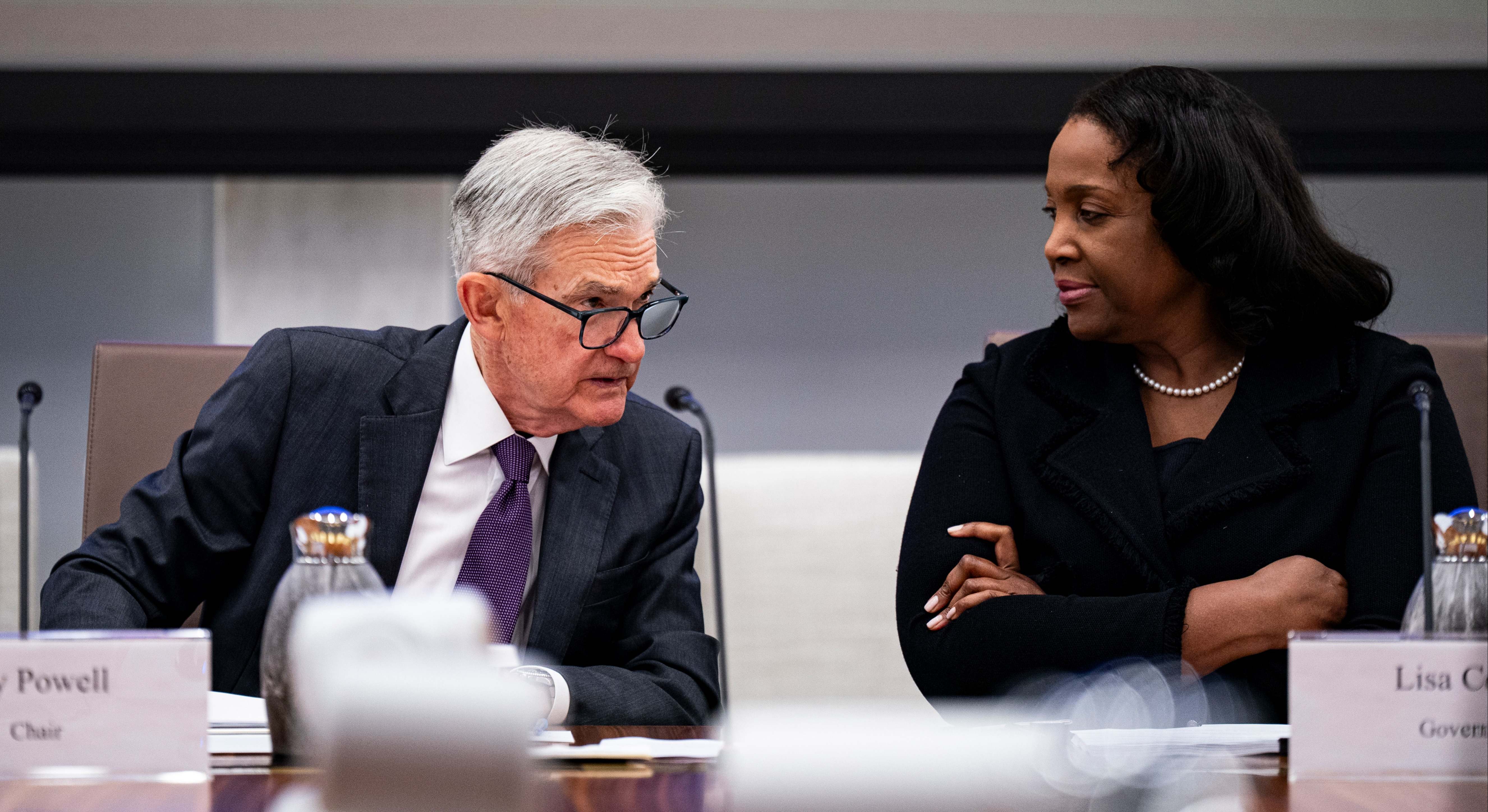 Jerome Powell, presidente de la Fed, y Lisa Cook, la gobernadora que Trump quiere cesar. Foto: Bloomberg