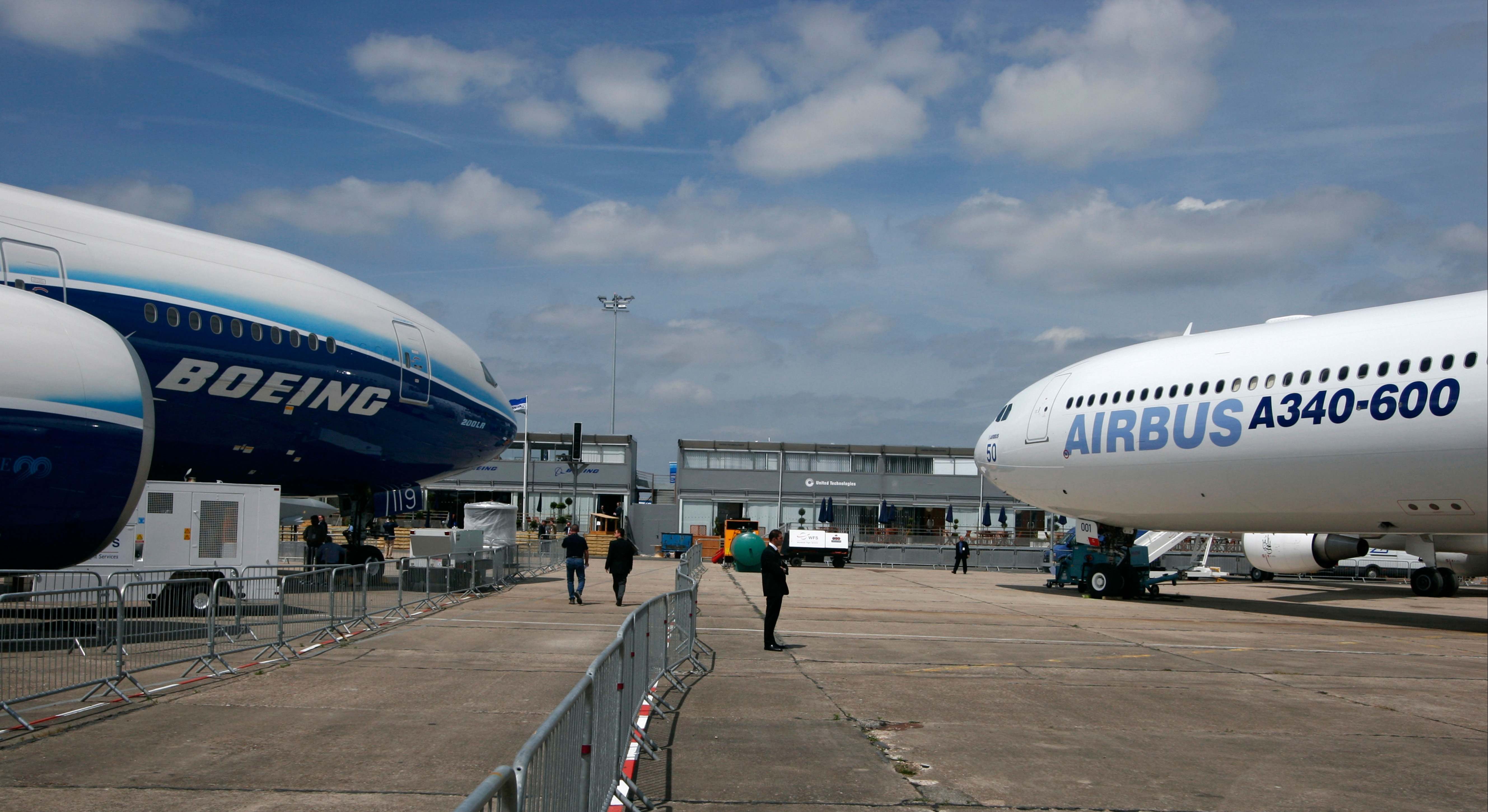 Aviones de Boeing y Airbus en una feria aeronáutica. / EE