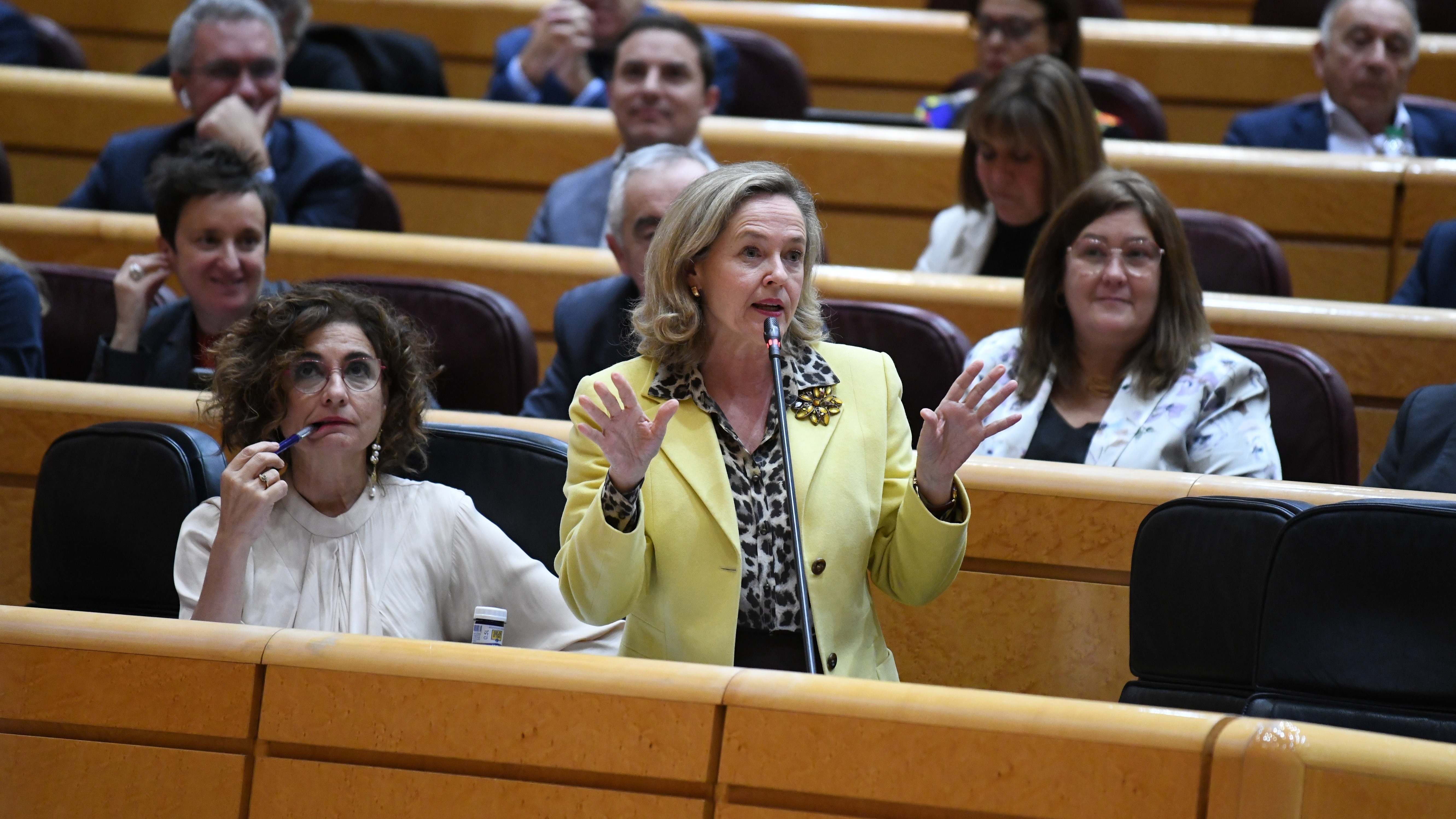 La vicepresidenta primera, Nadia Calviño, junto a la cuarta, María Jesús Montero.