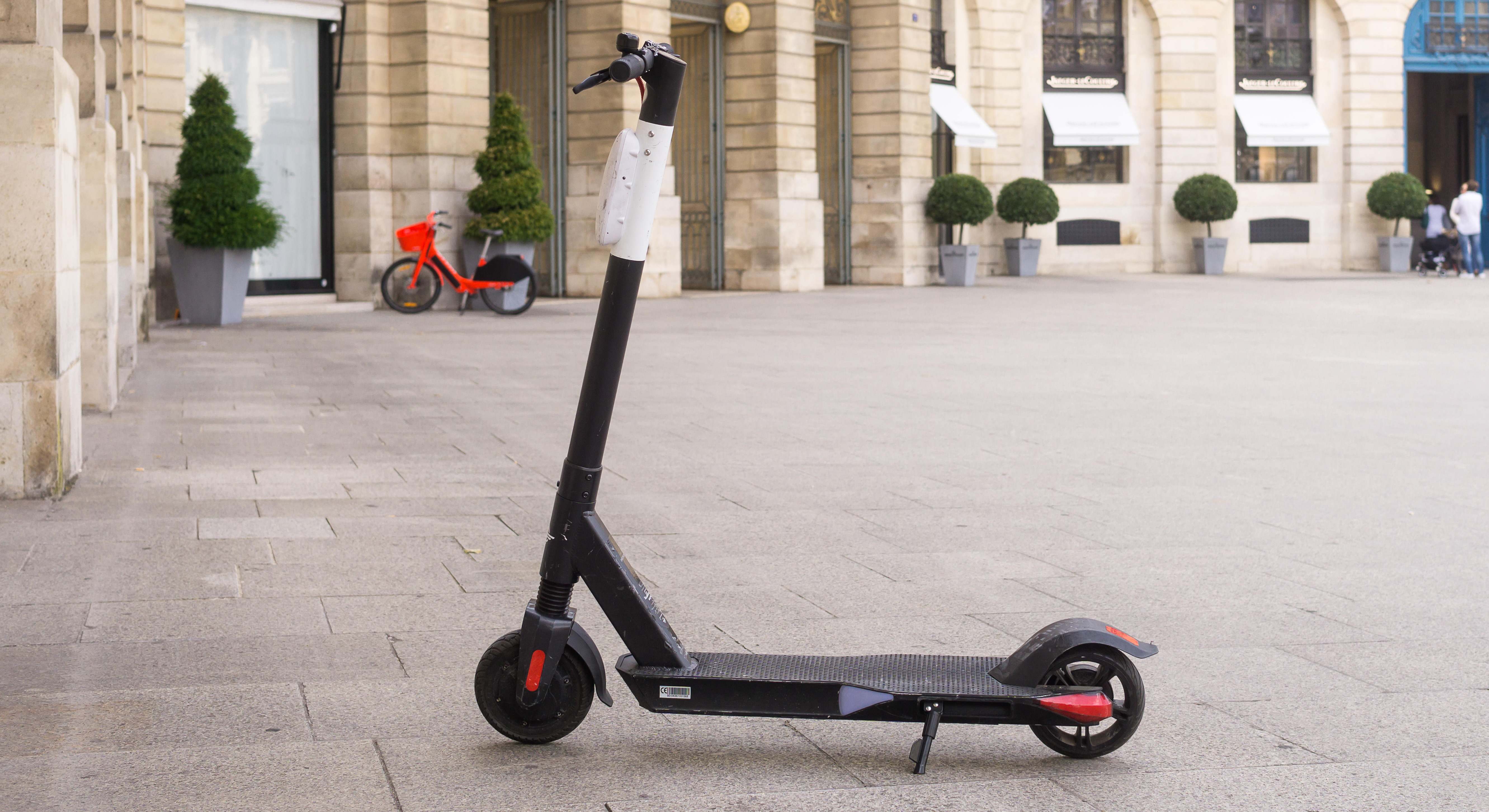Patinete eléctrico aparcado