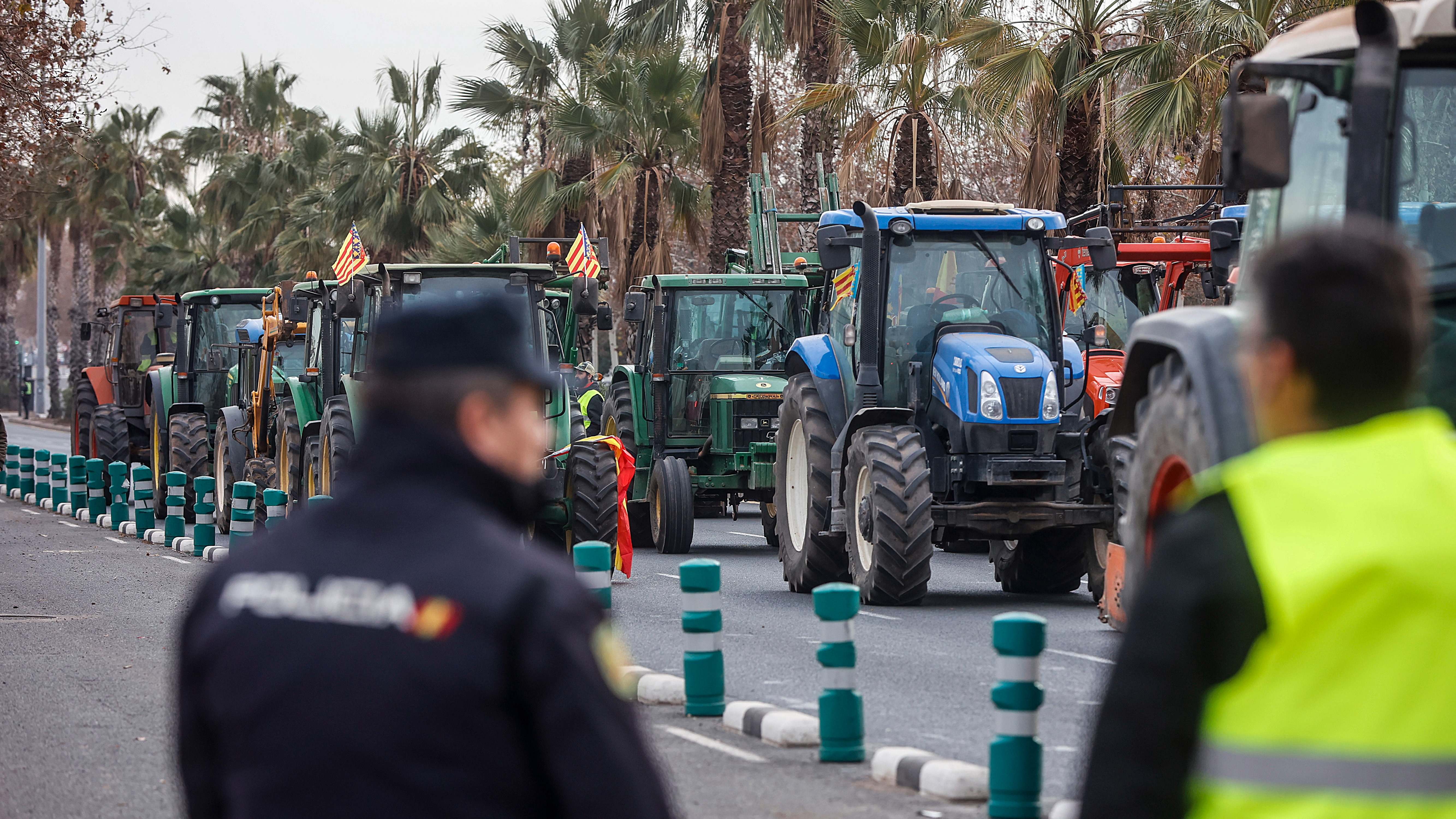 Los agricultores concentrados en una tractorada este martes. / Foto: EP