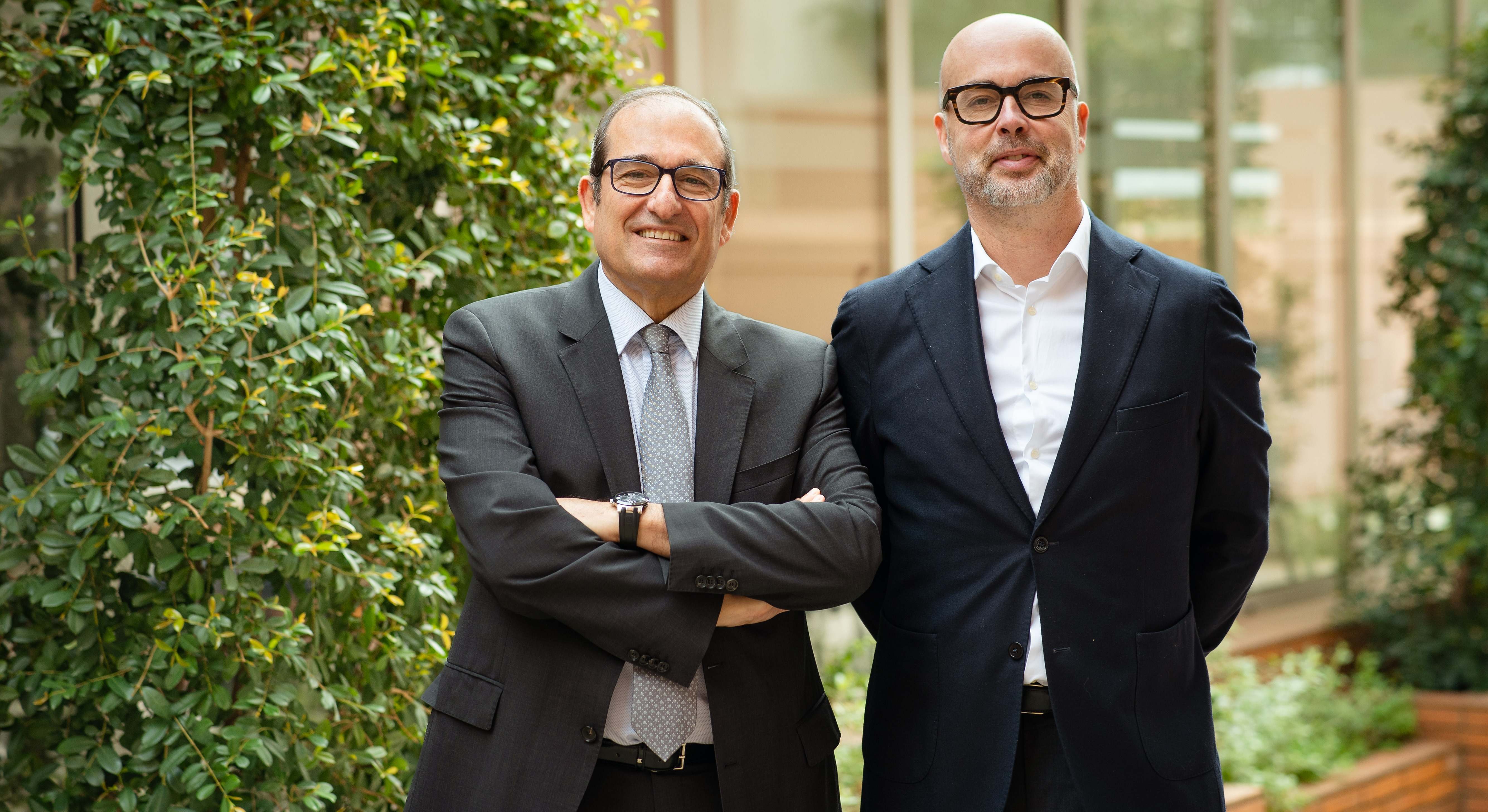 Dos hombres en traje posando