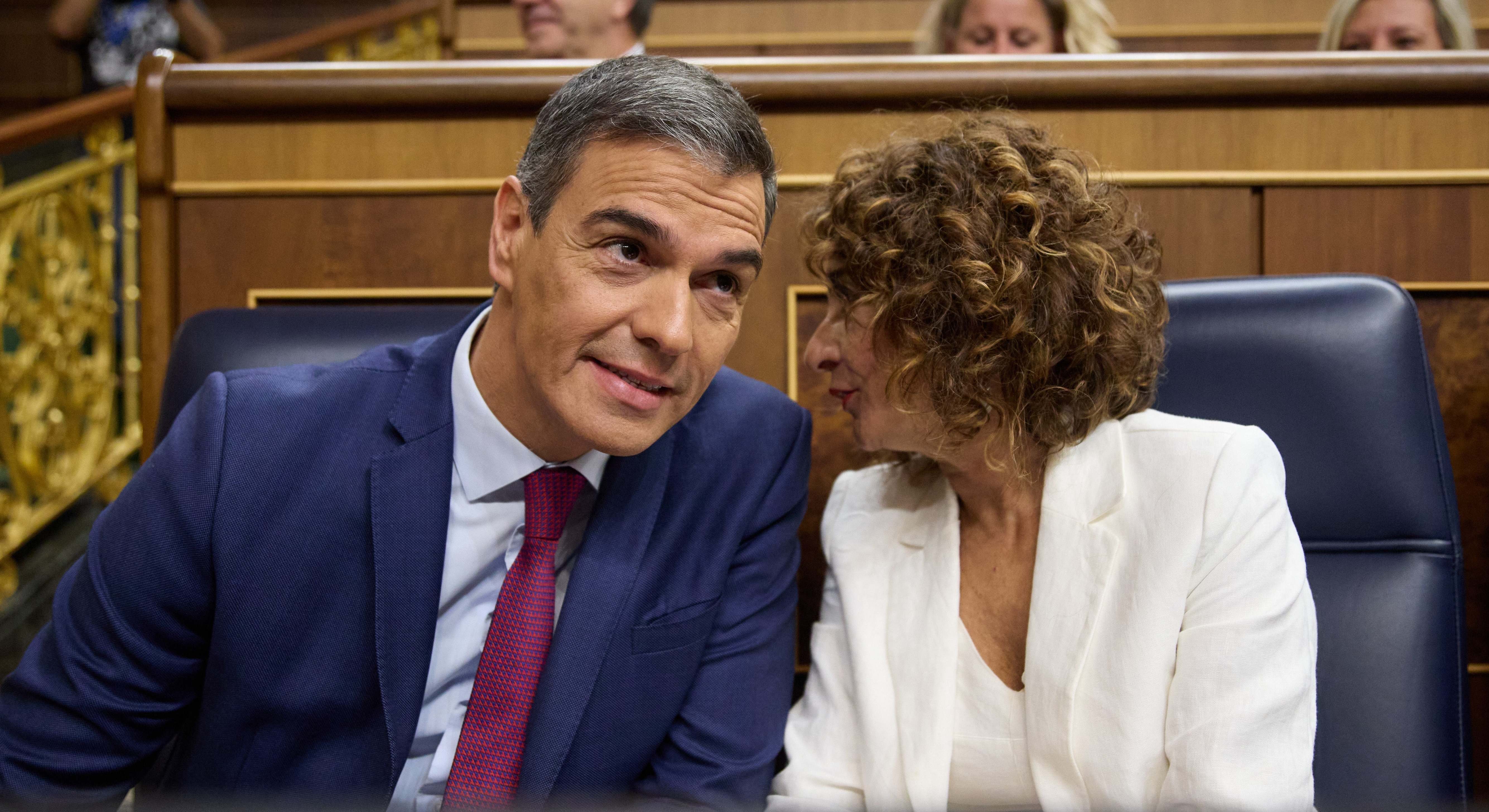 El presidente del Gobierno, Pedro Sánchez, y la vicepresidenta primera y ministra de Hacienda, María Jesús Montero.
