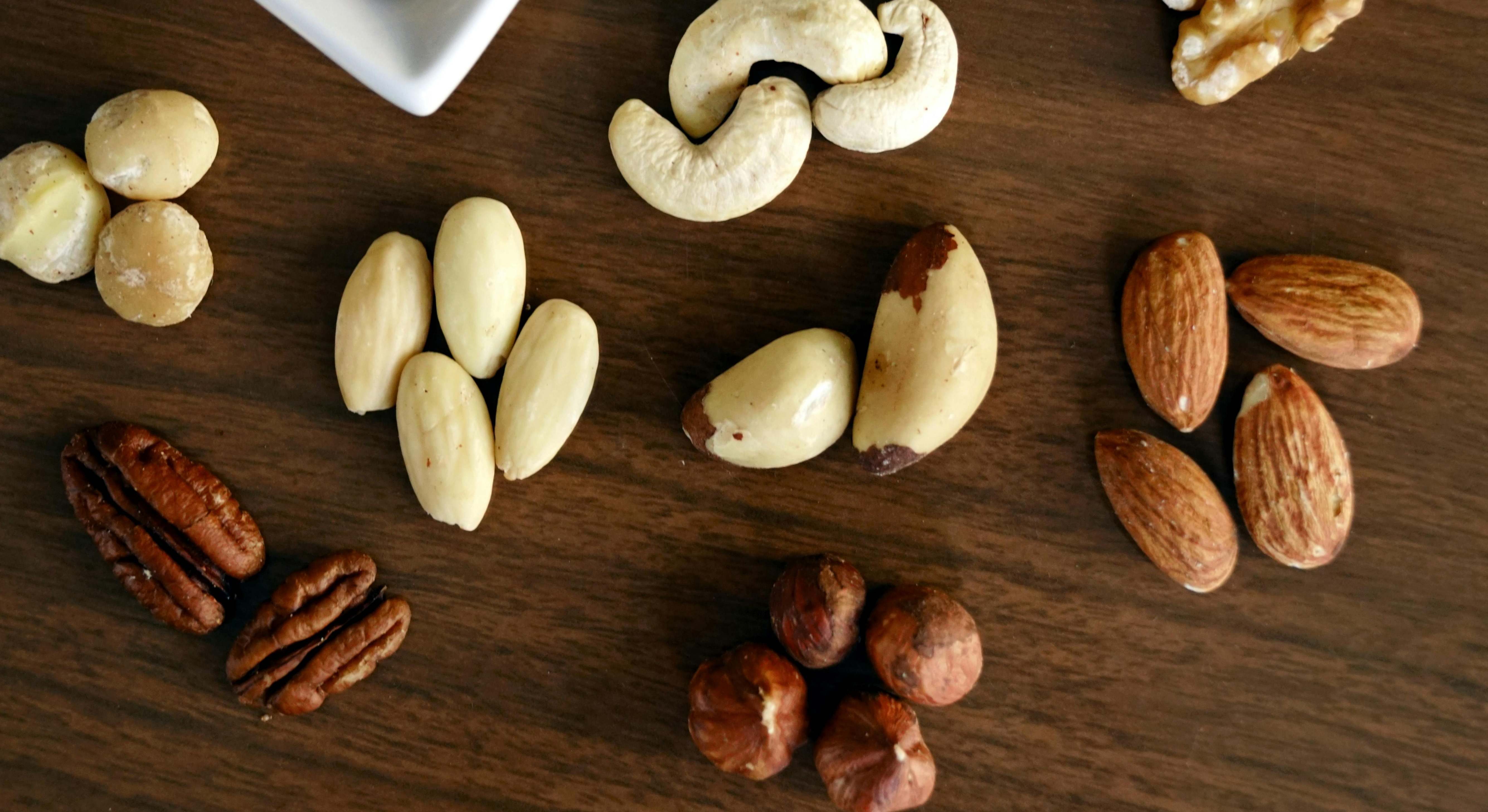 Diferentes frutos secos sobre una mesa de madera