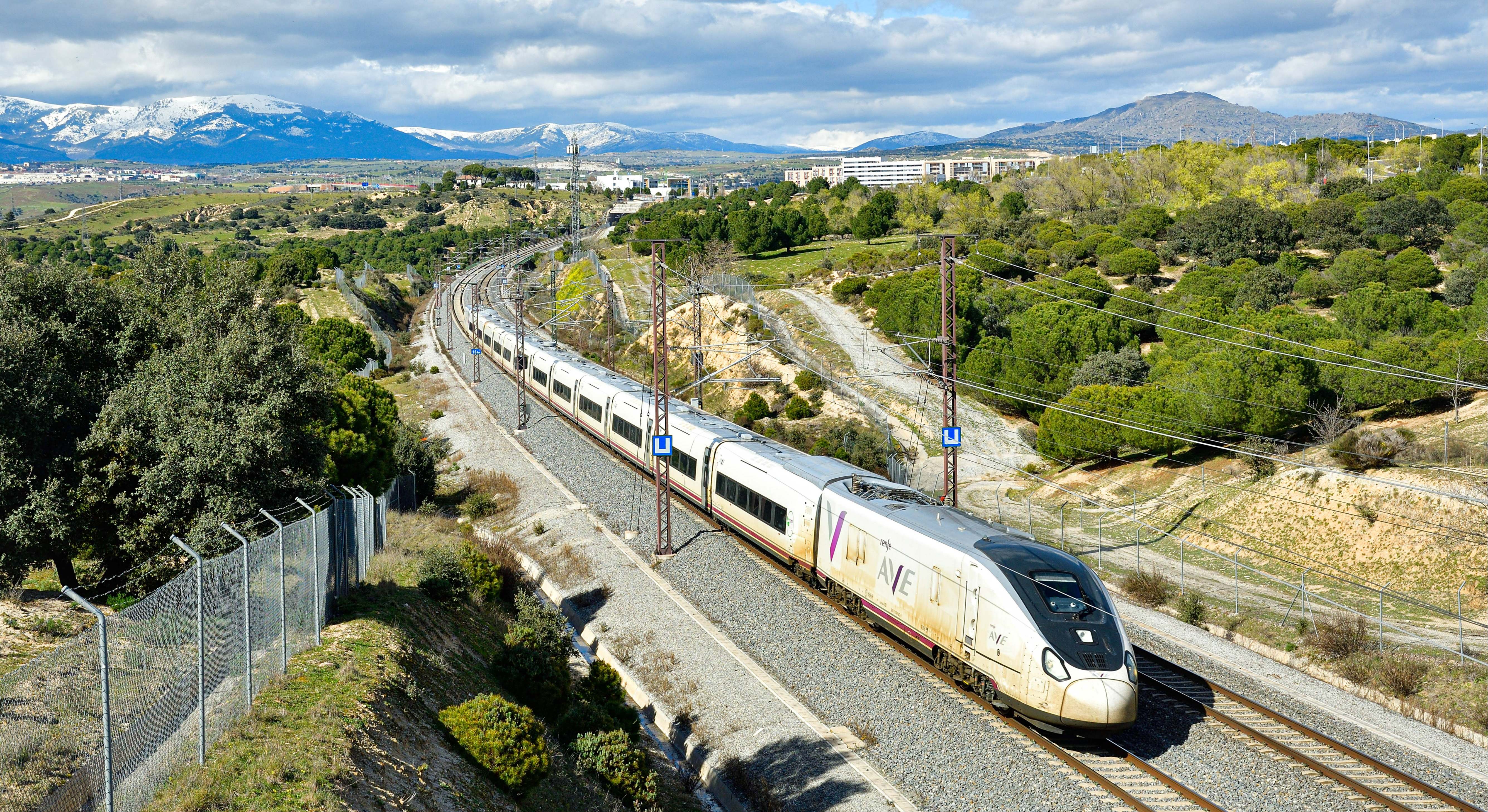 Nuevo tren de la serie 106 de Renfe circulando por la red de alta velocidad.