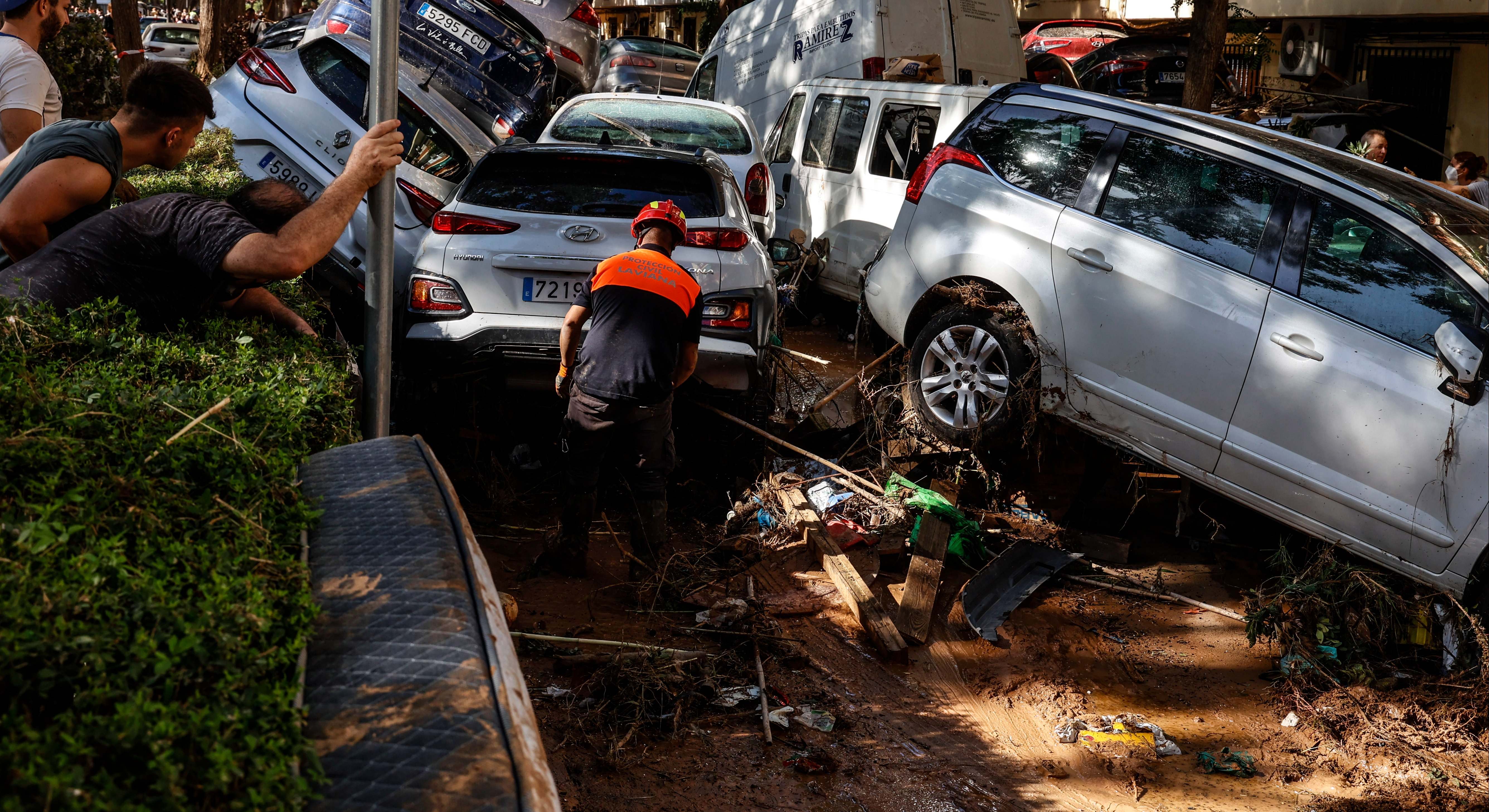 Varios coches destrozados por la DANA en Alfafar. / Foto: EP