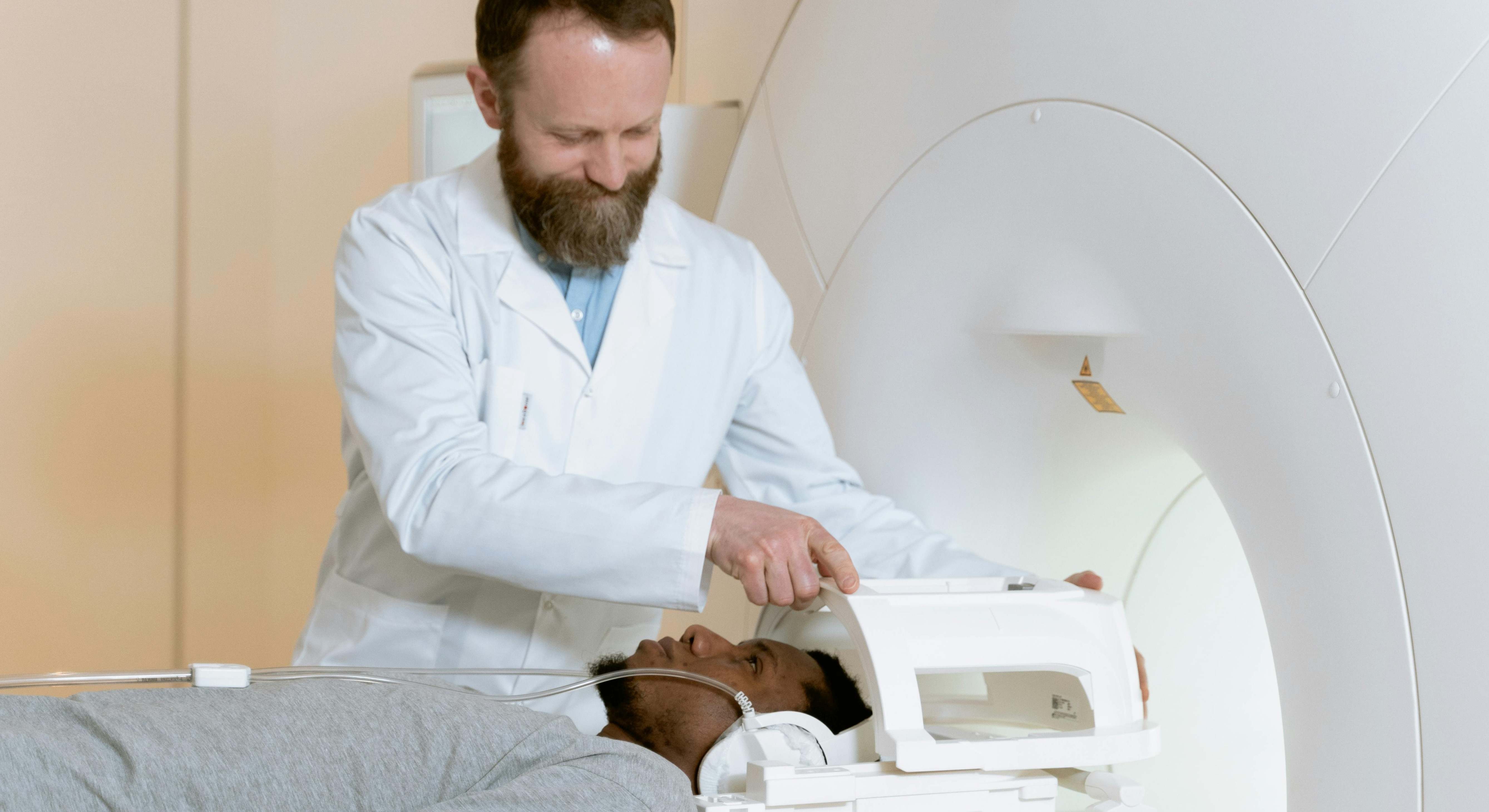 Médico haciendo un TAC a un hombre