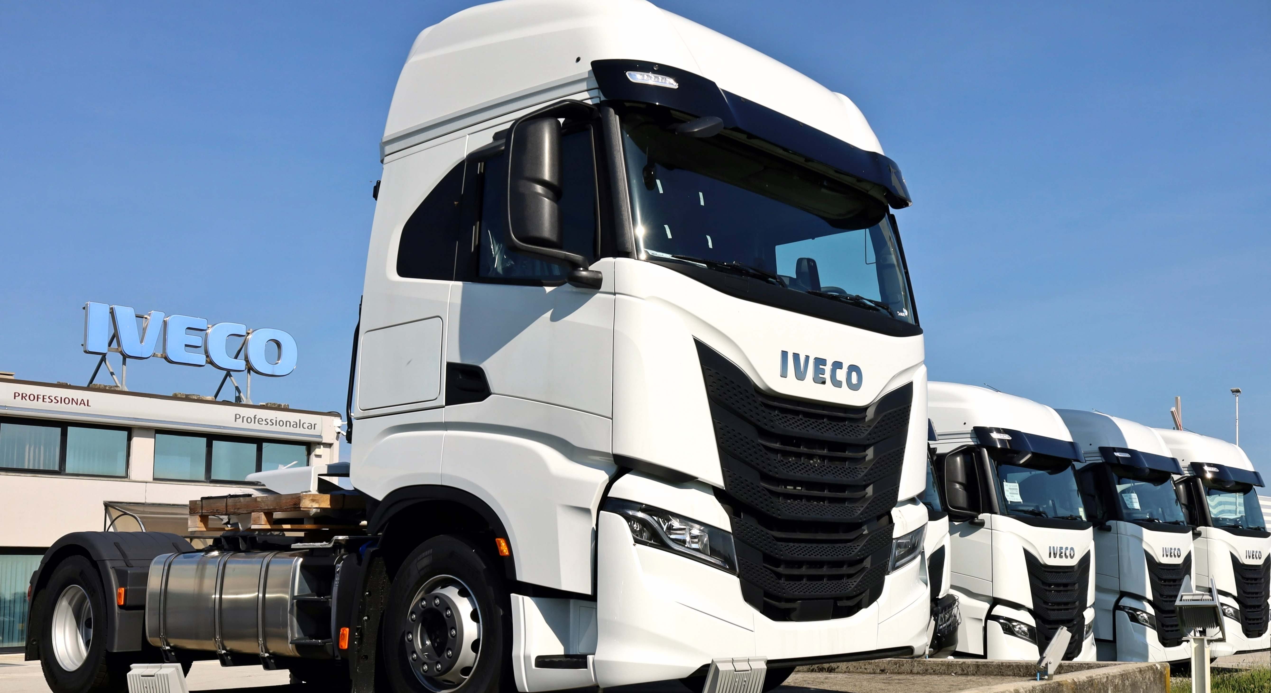 Camiones Iveco aparcados frente al concesionario de la marca | iStock