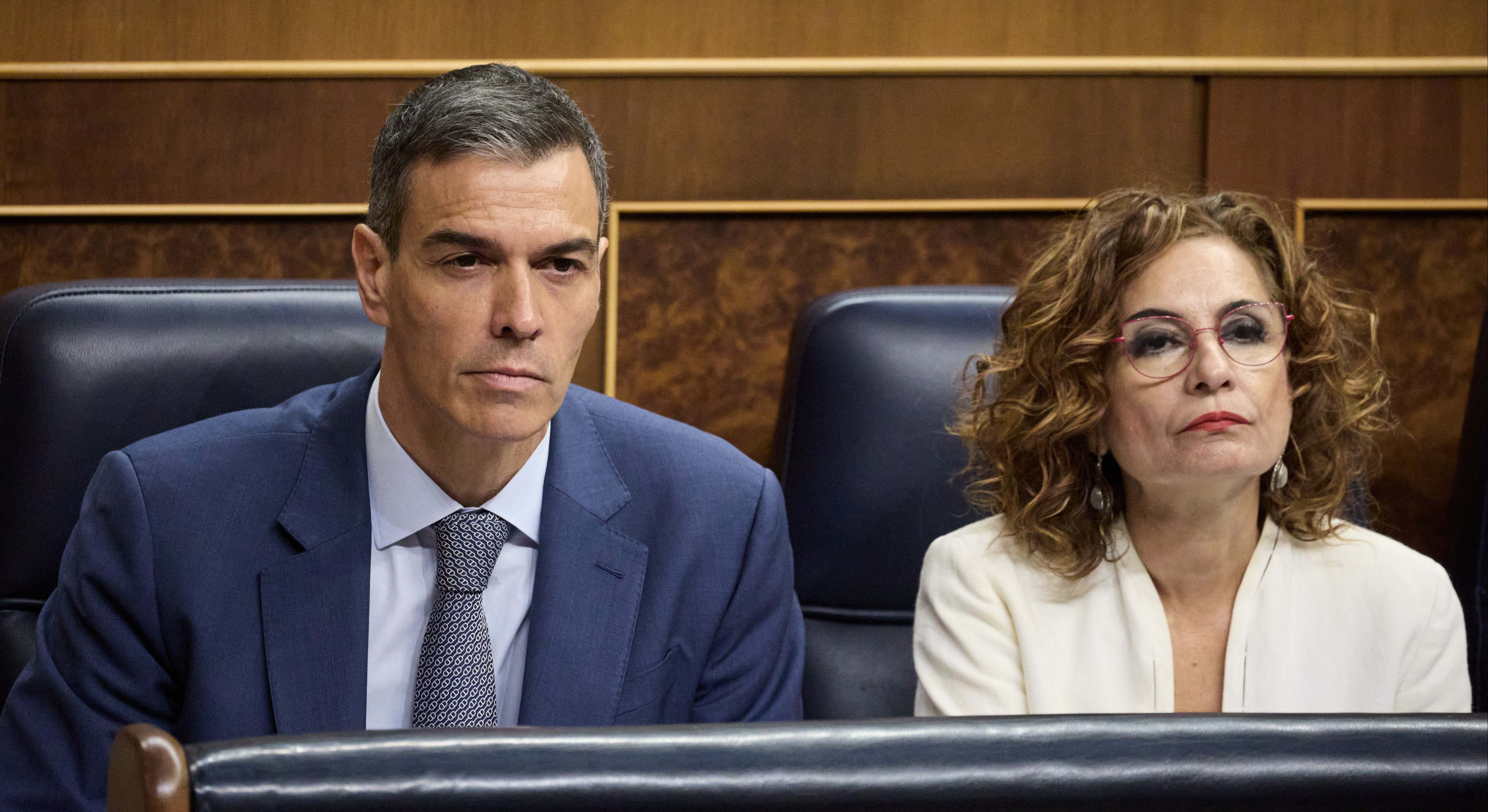 El presidente del Gobierno, Pedro Sánchez, junto a la vicepresidenta segunda y ministra de Hacienda, María Jesús Montero, en el Congreso de los Diputados