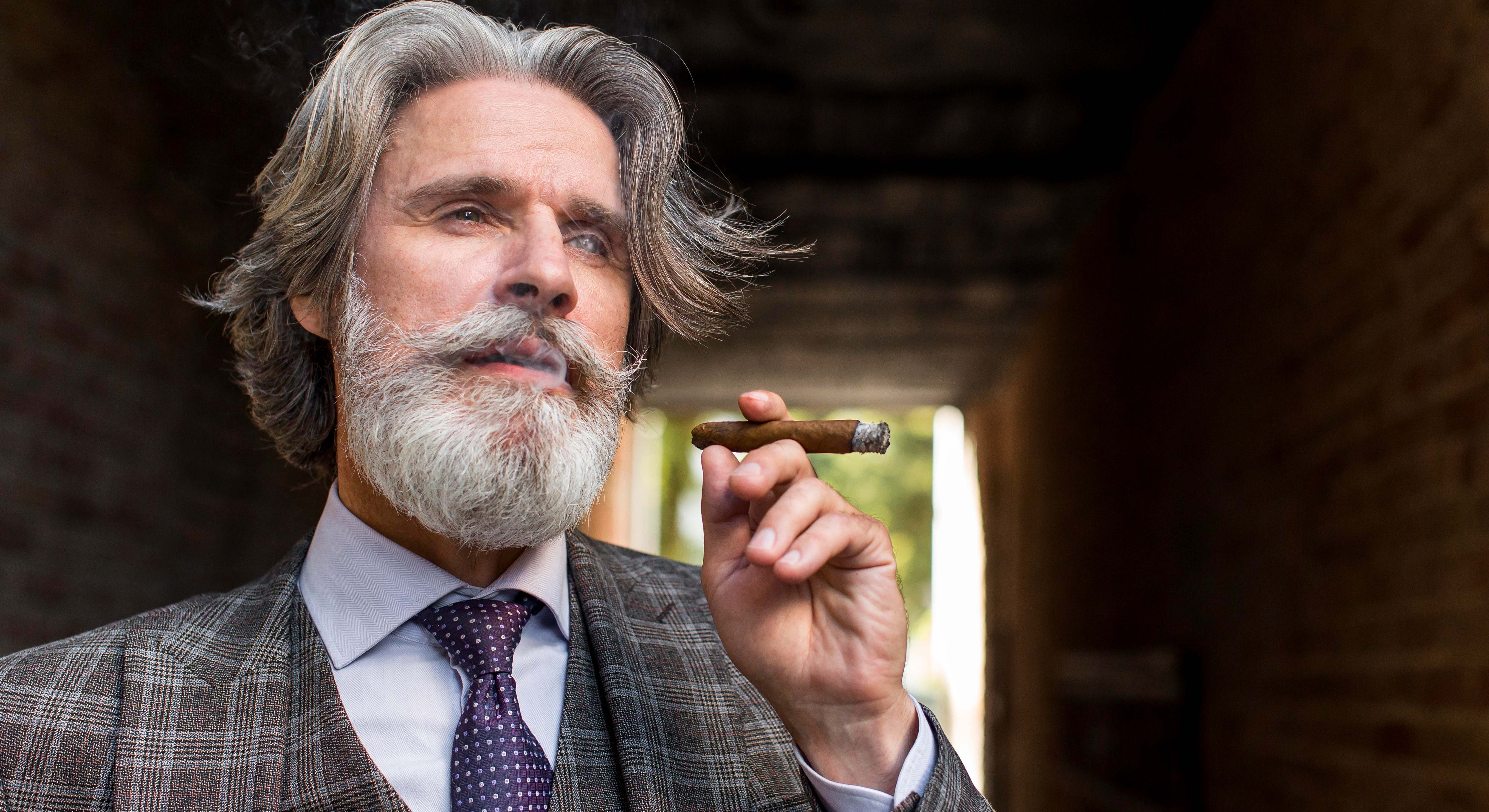 Un hombre con traje fumando