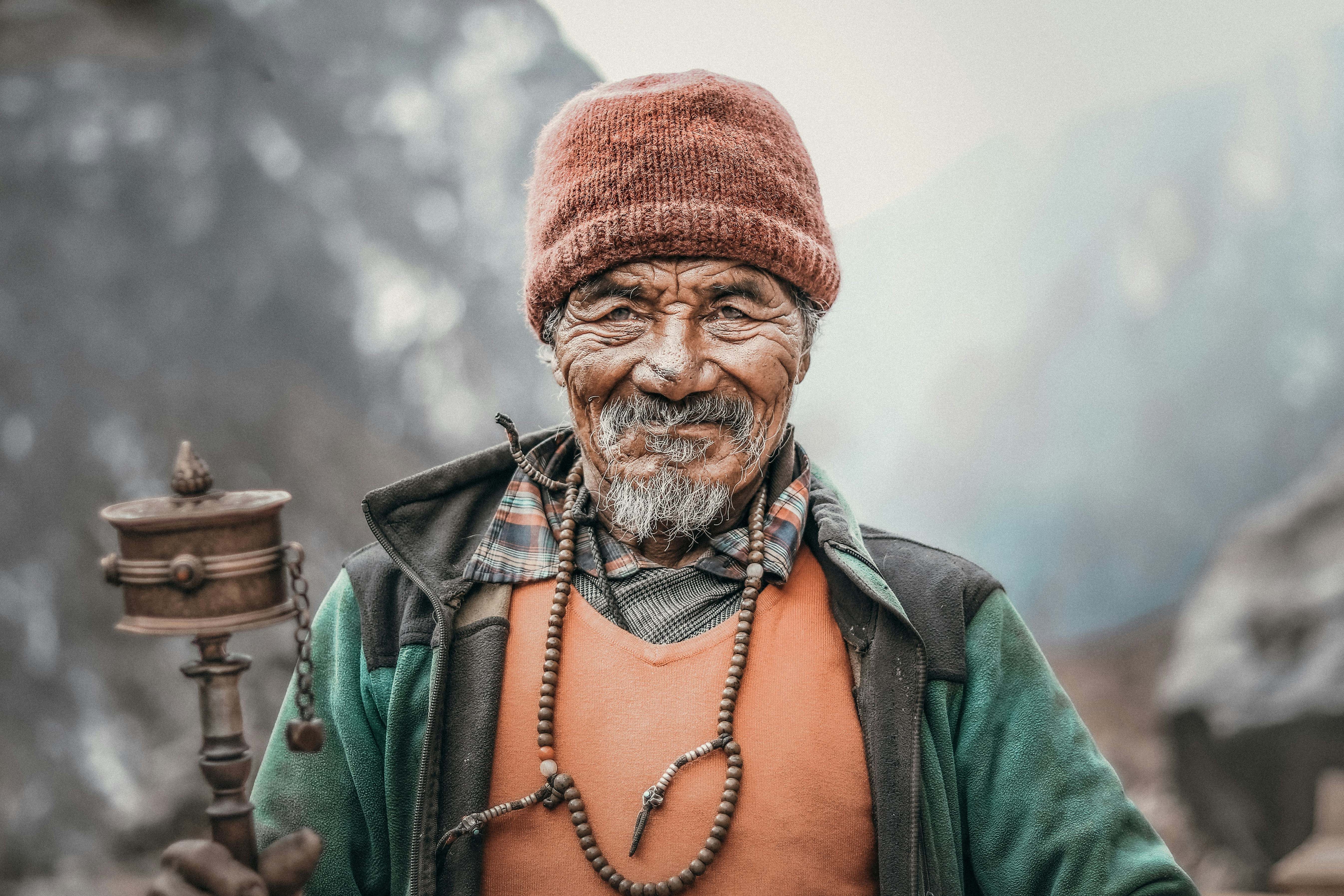 Una persona de avanzada edad sonríe ante la cámara