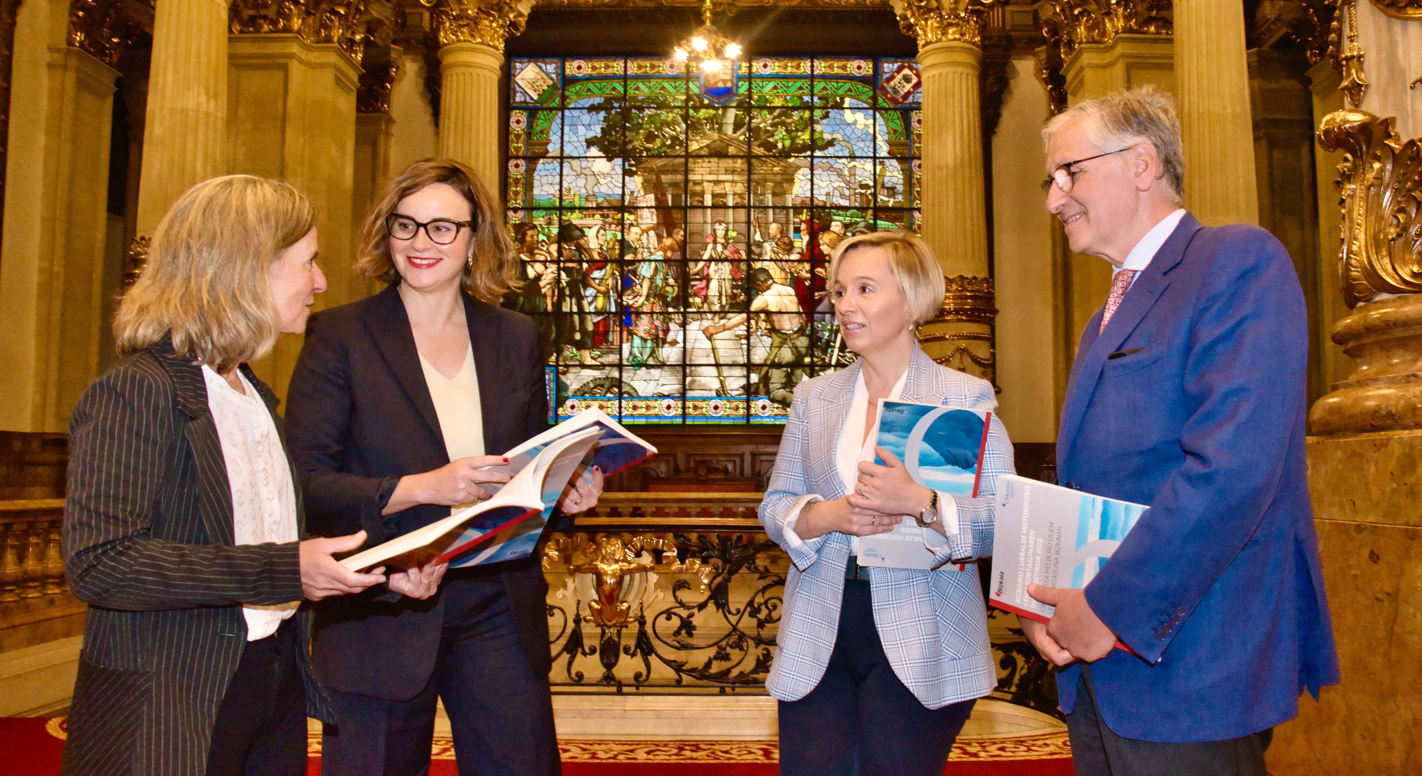 María José Aranguren, Elixabete Etxanobe, Ainara Basurko e Iván Martén.