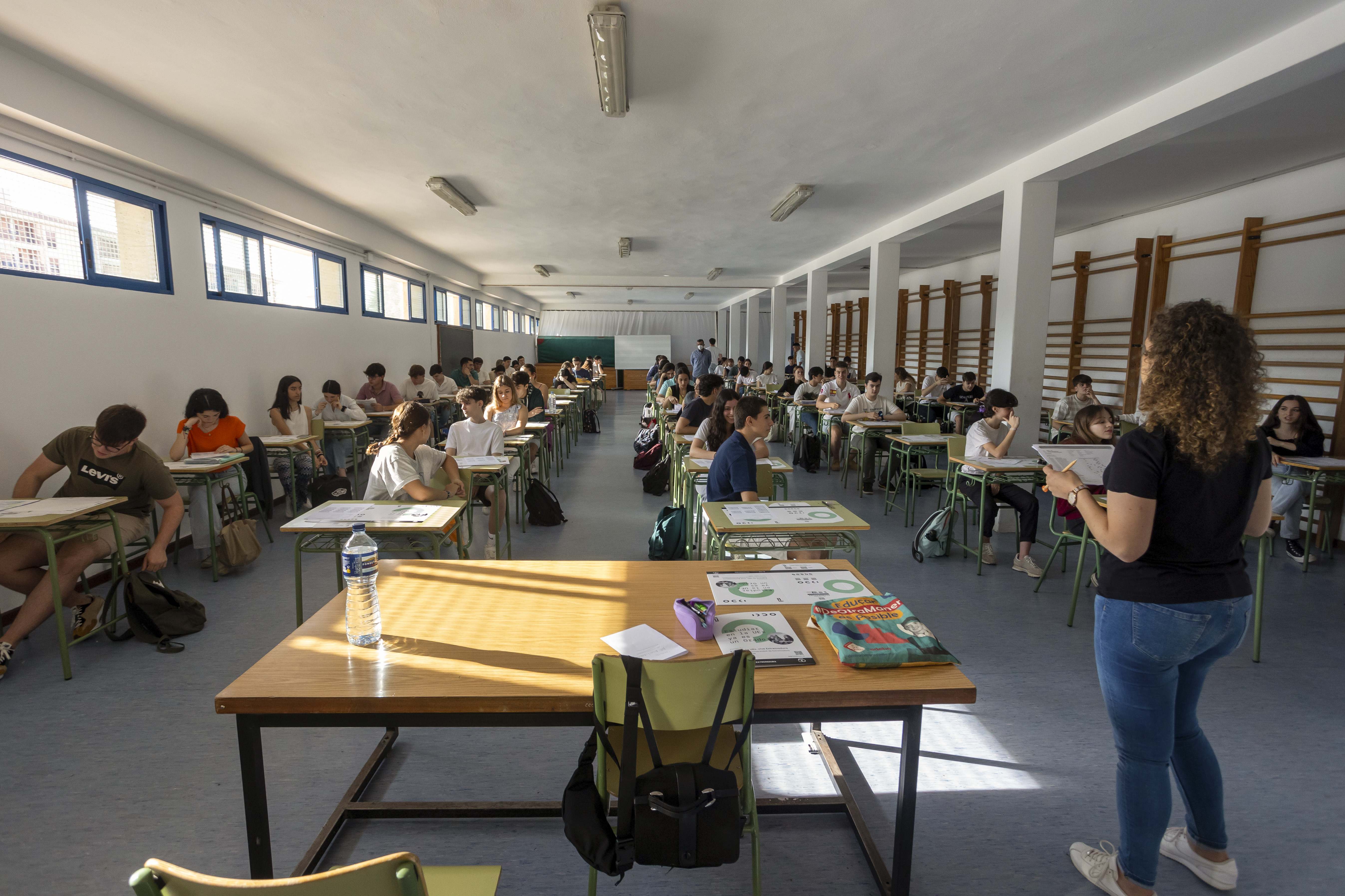 Varios alumnos realizan los exámenes de la Evaluación del Bachillerato para el Acceso a la Universidad (EBAU) en el IES de Santa Eulalia de Mérida. EFE