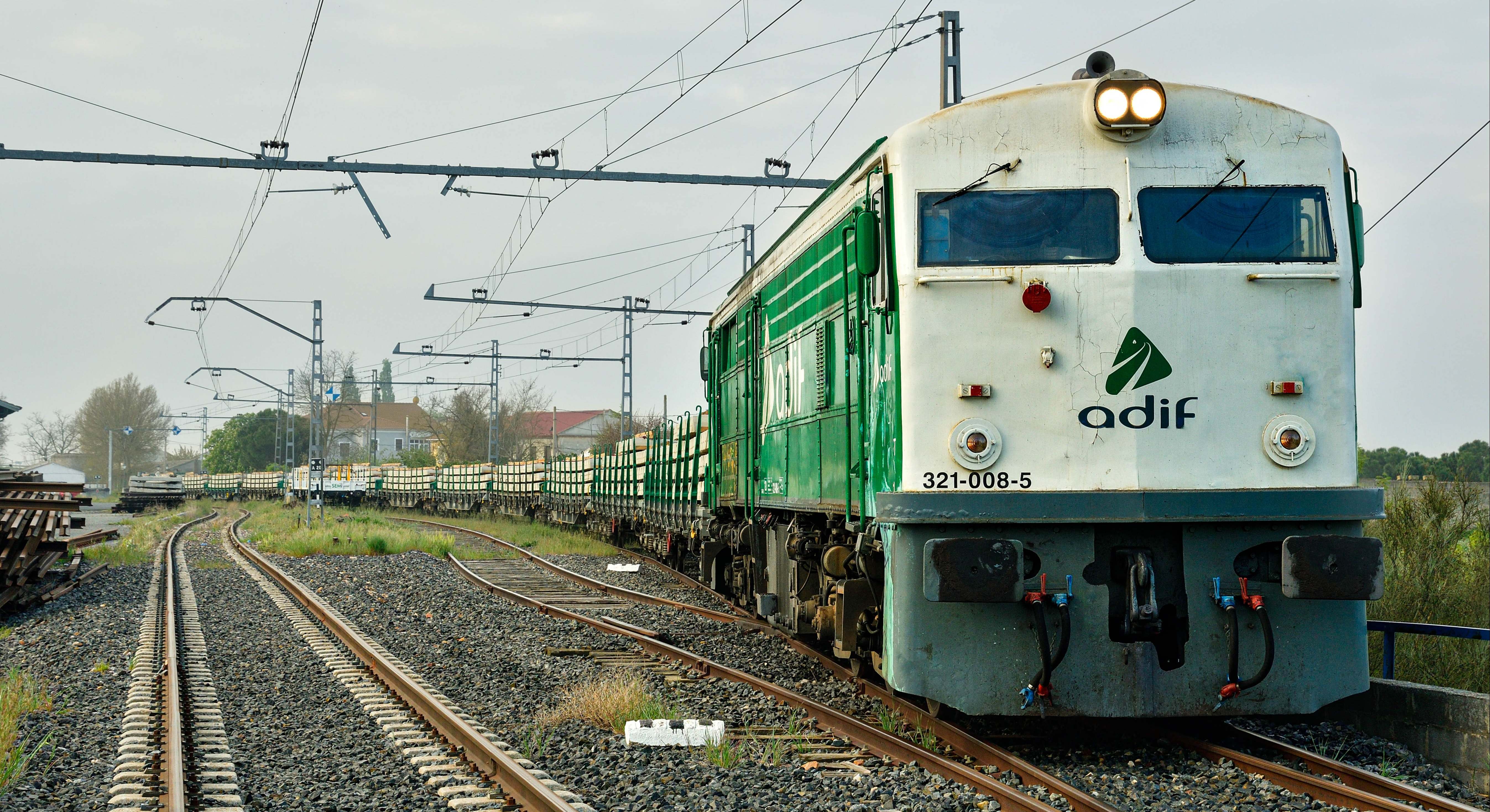 Tren de traviesas tirado por locomotora de Adif. / Foto: Cesare Sapienza