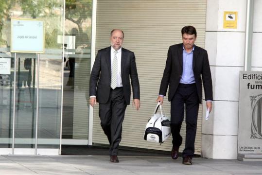 eix-el-director-general-dinfraestructures-josep-antoni-rosell-sortint-amb-una-bossa-de-ma-66263.JPG