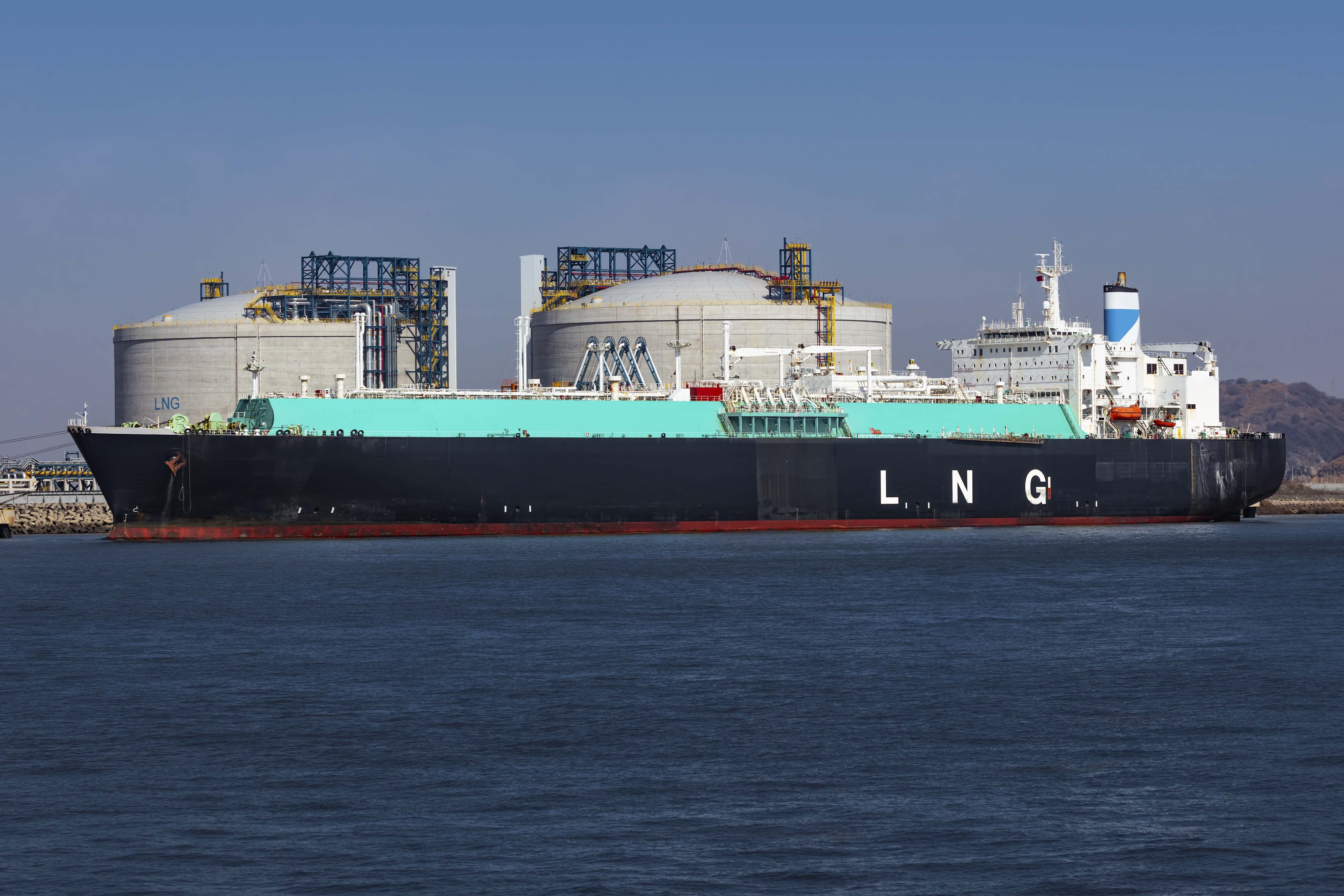 Un buque que transporta gas natural licuado