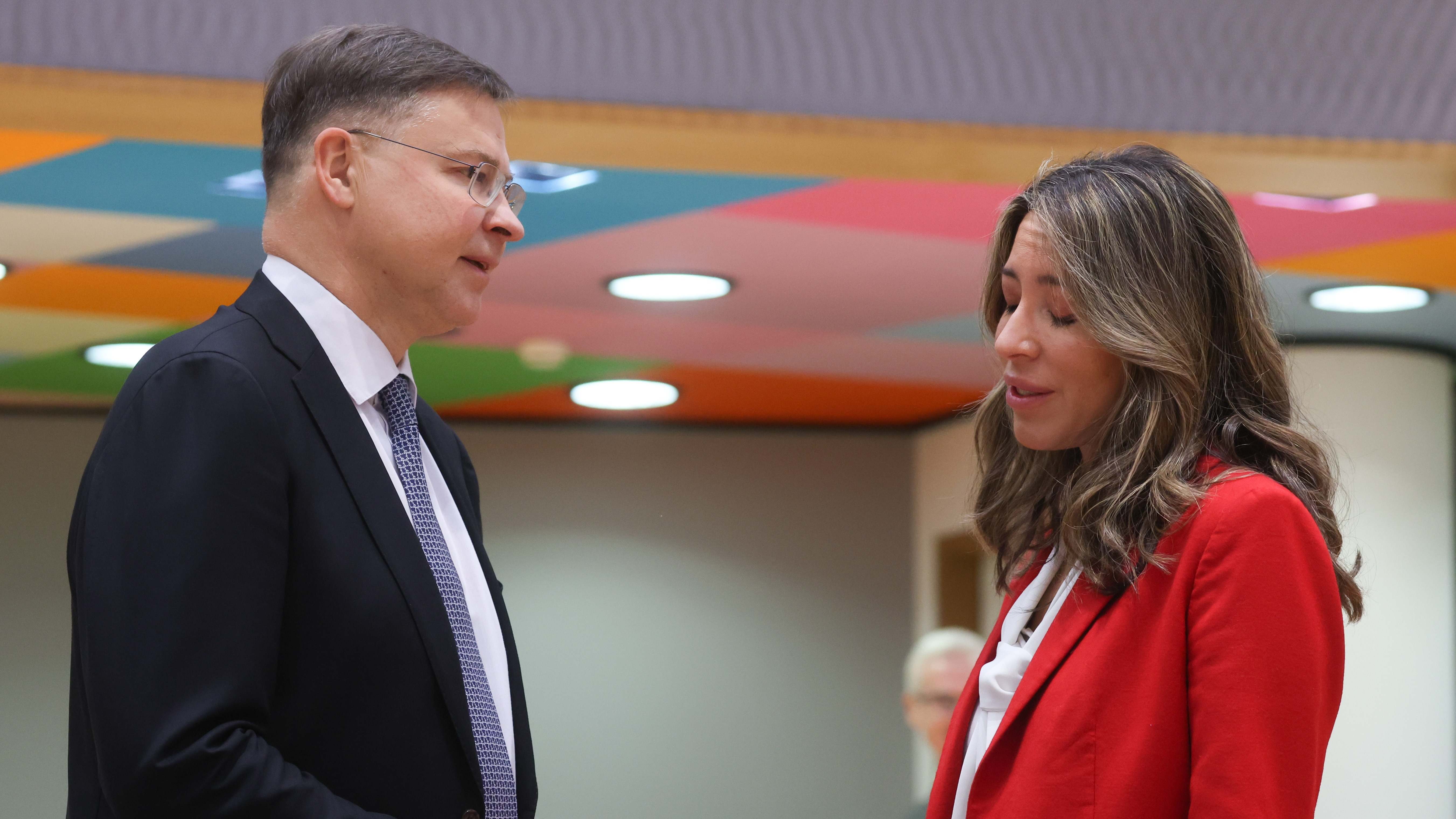 El vicepresidente económico de la Comisión Europea, Valdis Dombrovskis y la secretaria de Estado de Comercio, Xiana Méndez.
