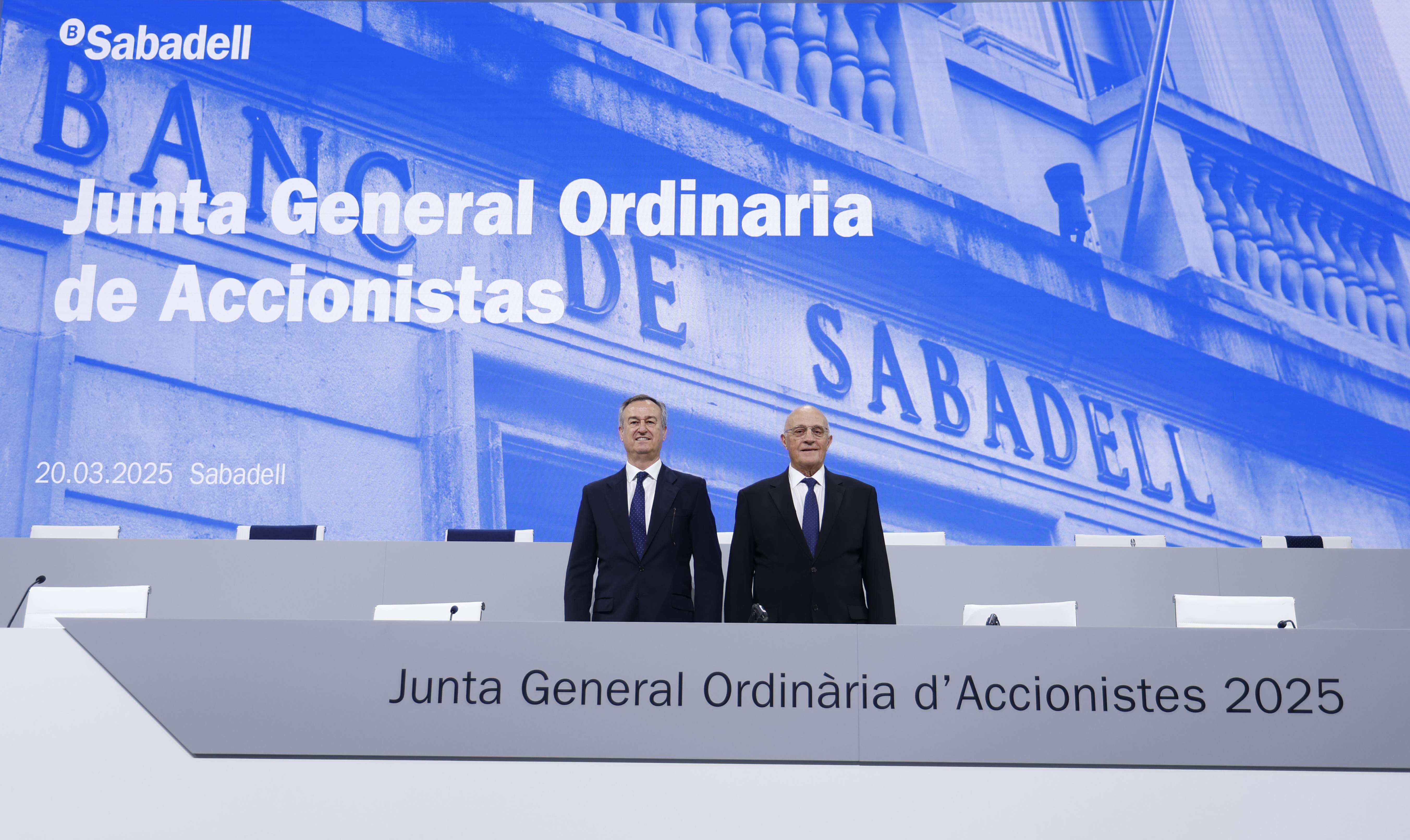 César González-Bueno, consejero delegado de Banc Sabadell, y Josep Oliu, presidente, en la última junta de accionistas. Kike Rincón
