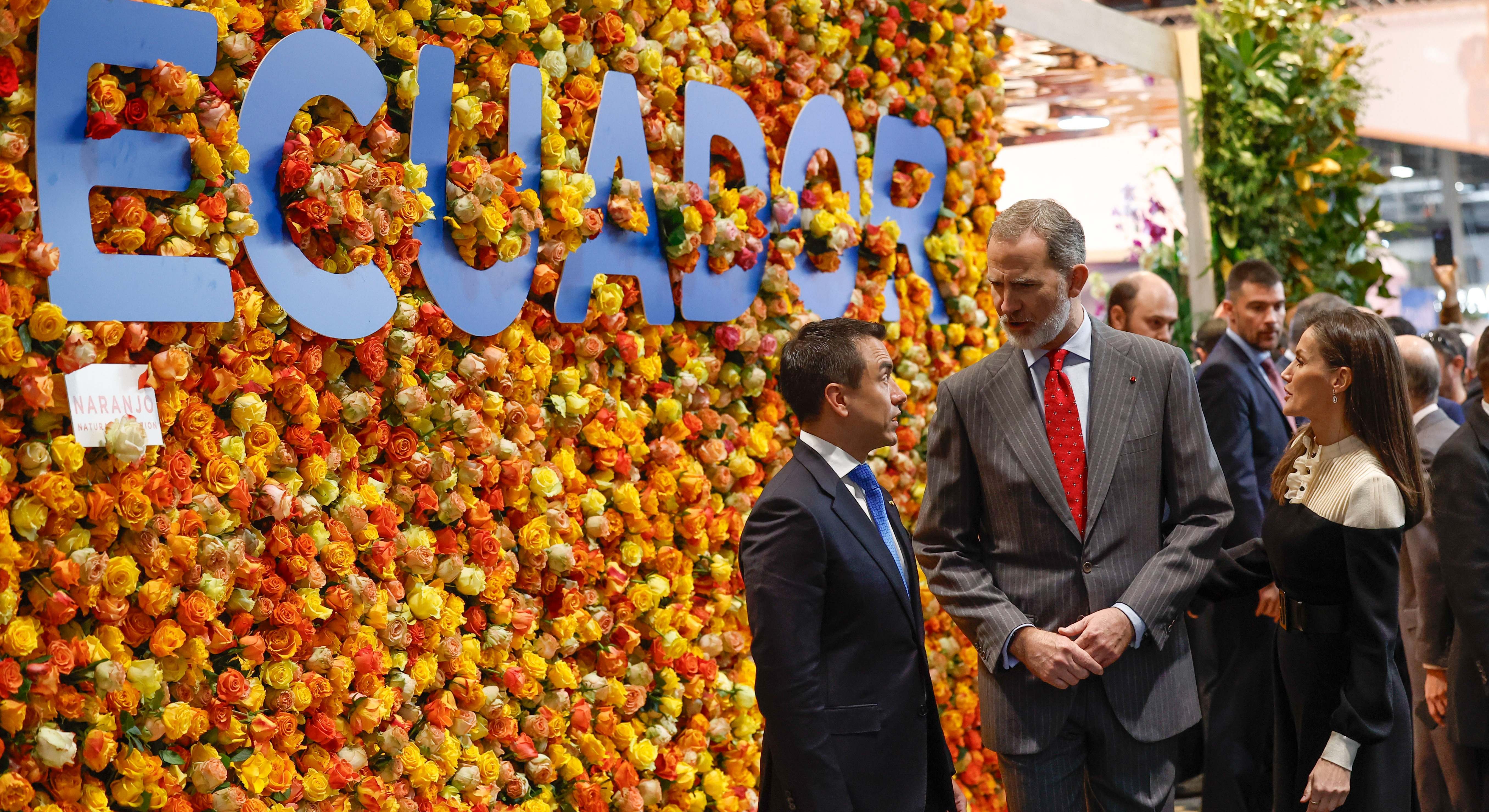 l presidente de Ecuador, Daniel Noboa conversa con el rey Felipe VI y la reina Letizia en Fitur 2024