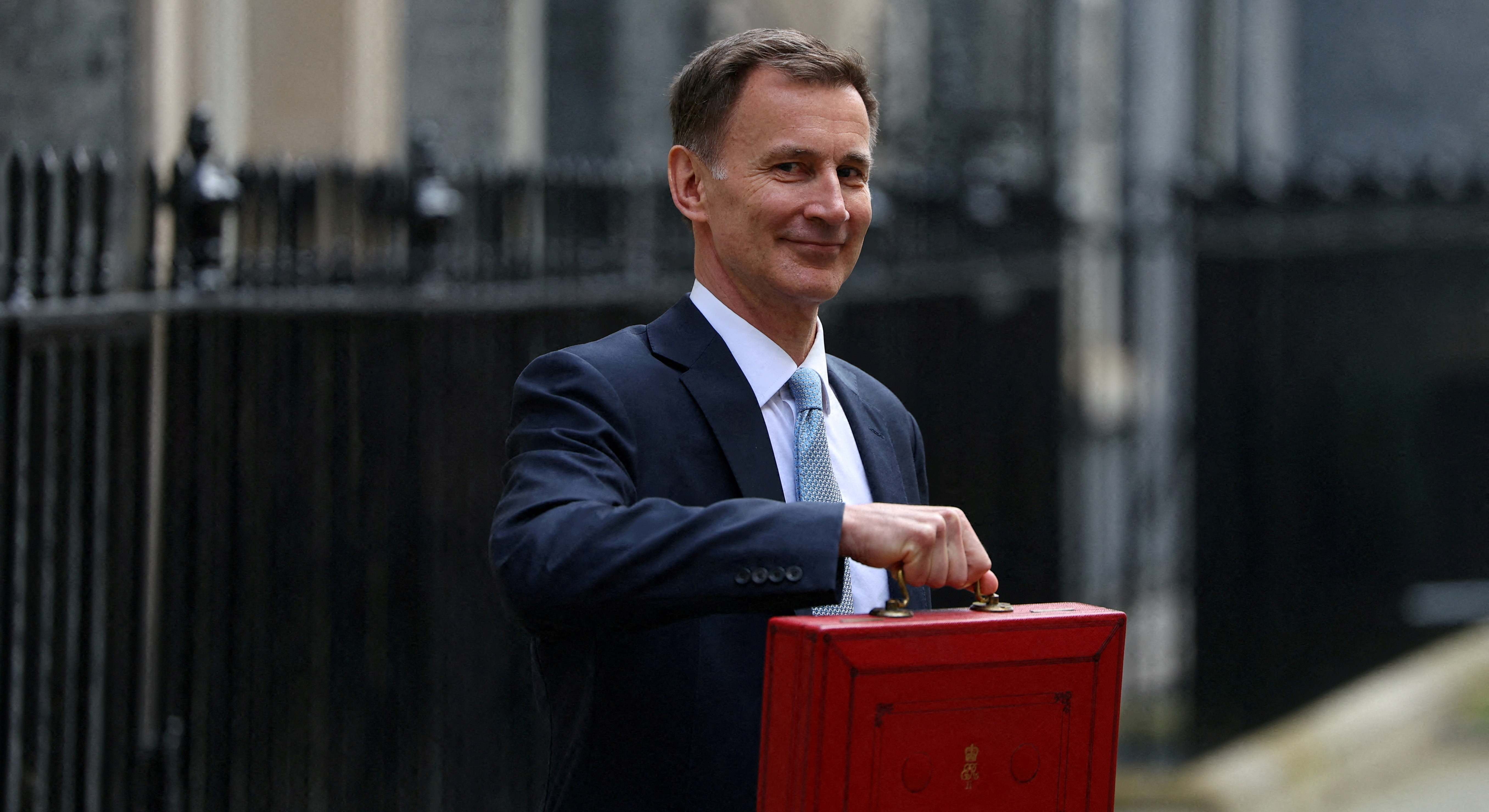 El ministro del Tesoro del Reino Unido, Jeremy Hunt, muestra la cartera con los Presupuestos. Foto: Reuters