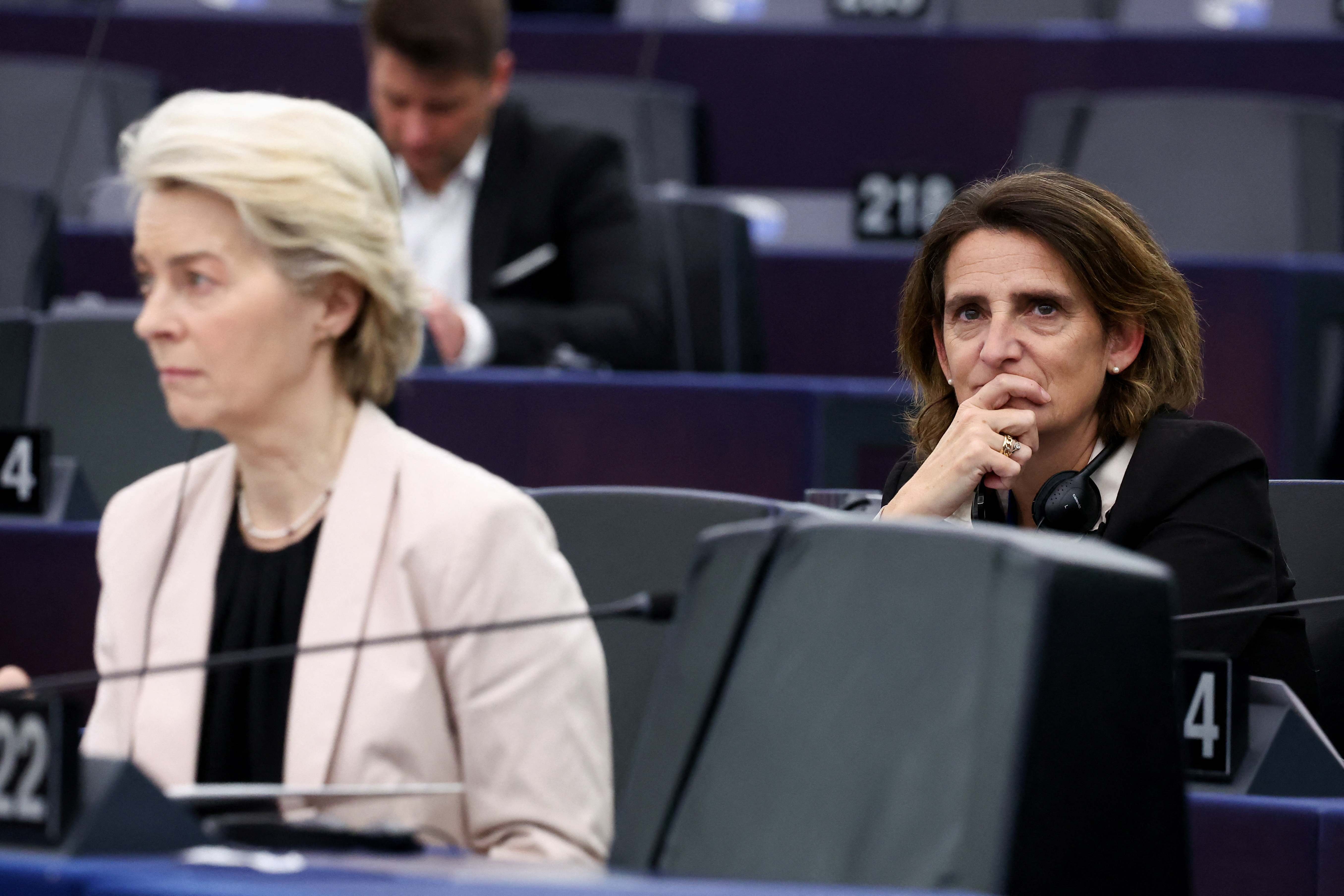 La presidenta de la Comisión Europea, Ursula von der Leyen y la vicepresidenta ejecutiva a cargo de Transición Limpia y Competencia, Teresa Ribera.