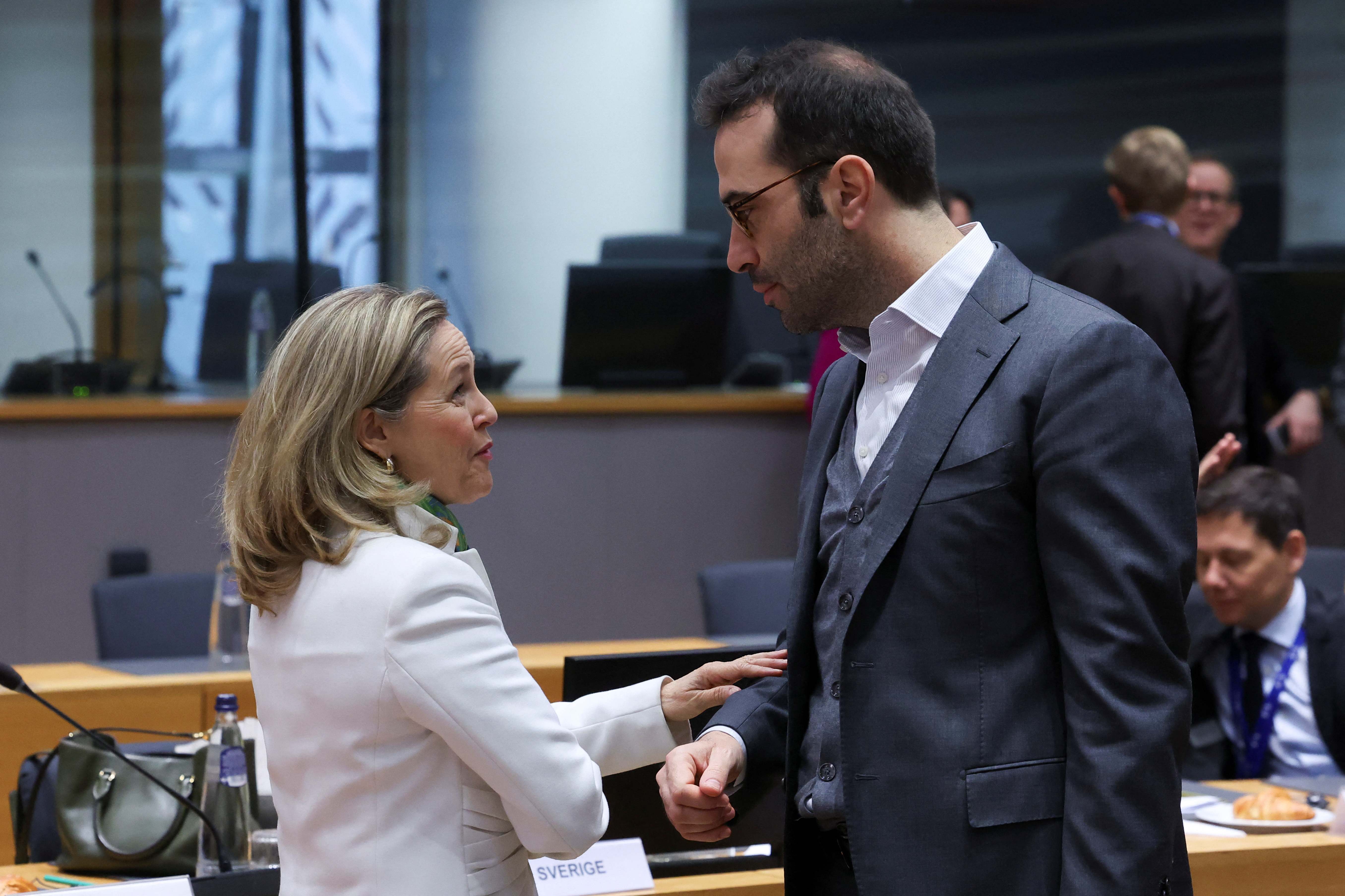 El Gobierno tiene un mes para sacar adelante el impuesto al diésel si quiere obtener el visto bueno de la Comisión Europea al quinto pago del Plan de Recuperación y recibir, íntegros los 25.000 millones asociados a este tramo. El ministro de Economía, Car