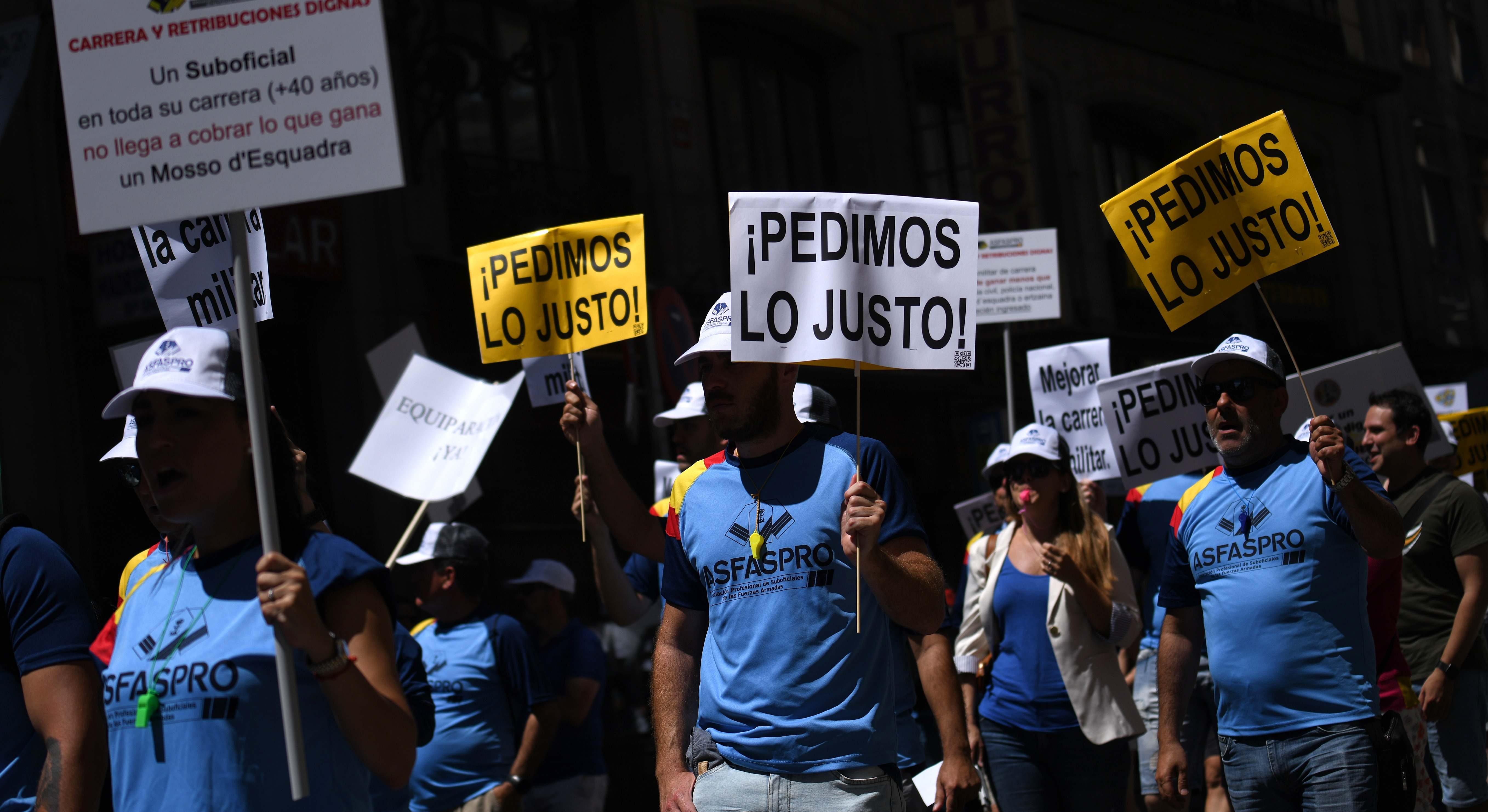 Manifestantes en una concentración de militares reivindicando "dignidad salarial"