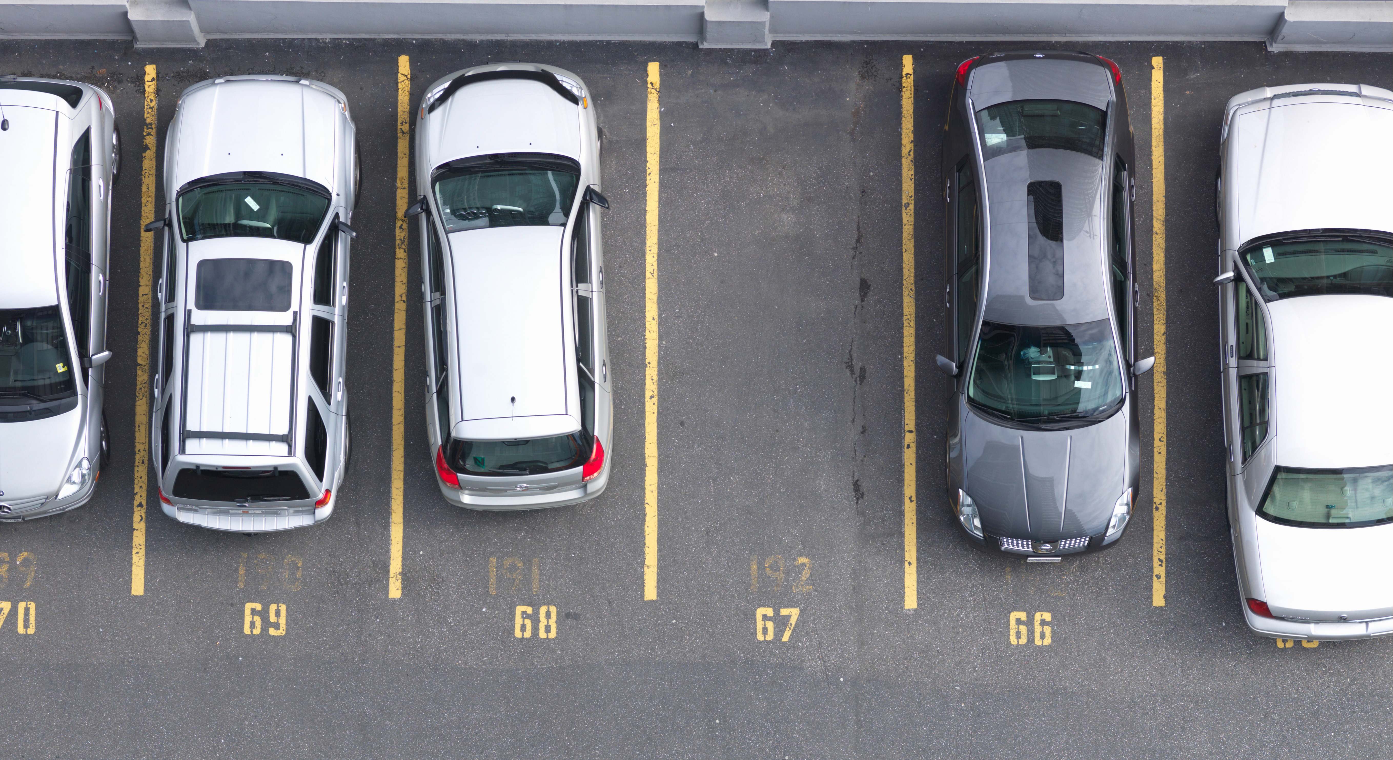 Varios coches en un aparcamiento