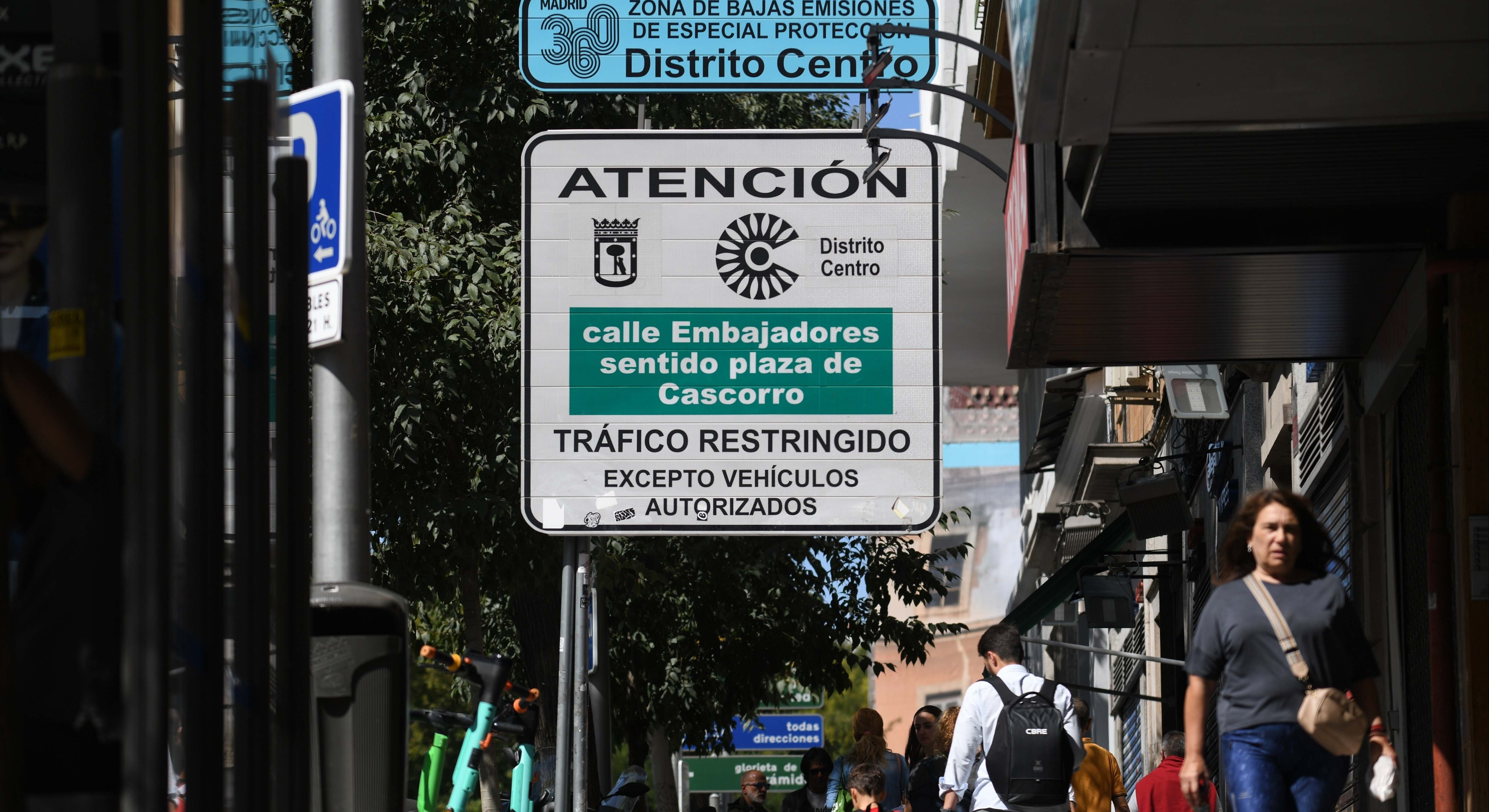 Un cartel avisa de la entrada a una Zona de Bajas Emisiones