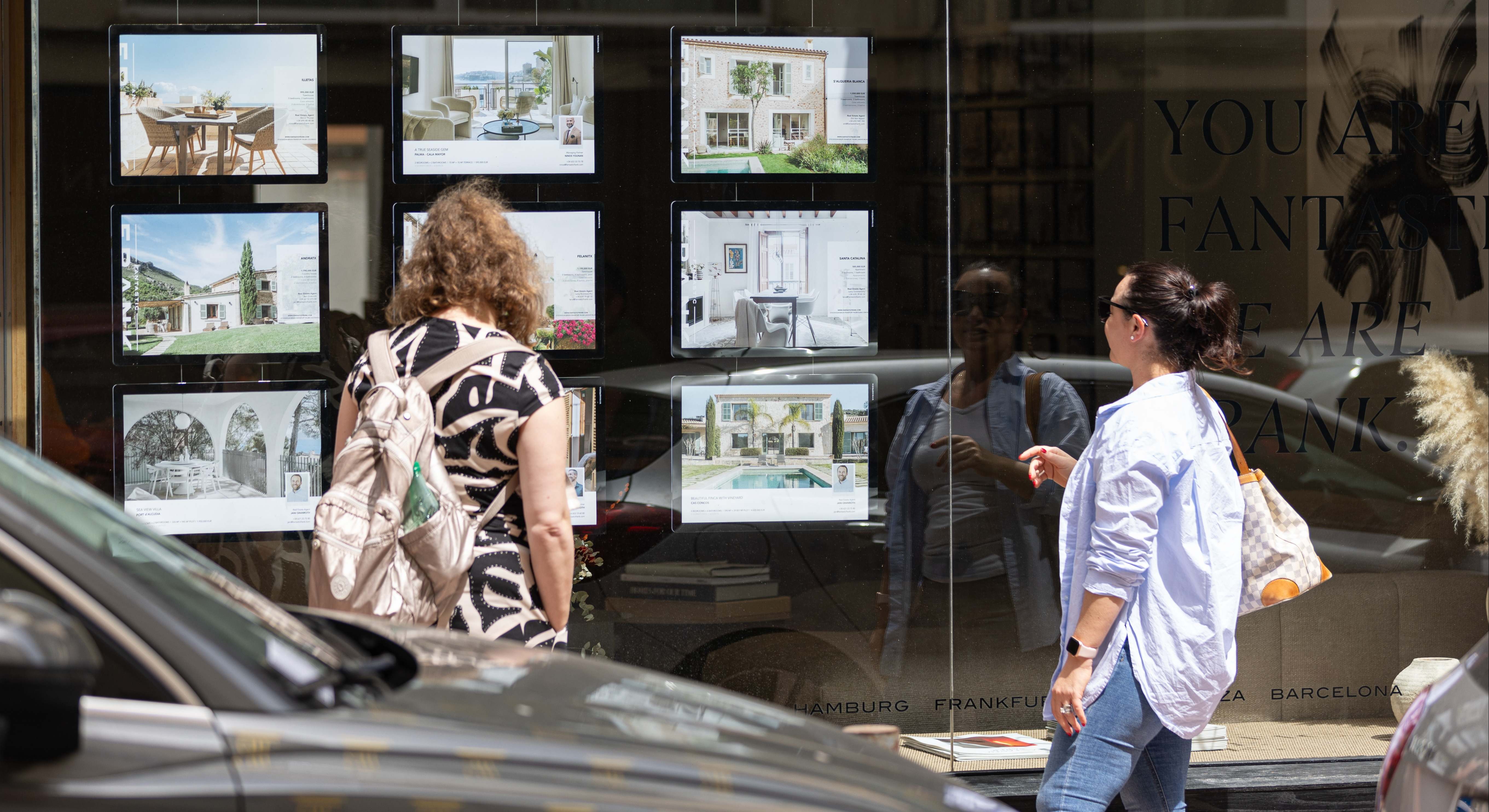 Anuncios de pisos en una inmobiliaria