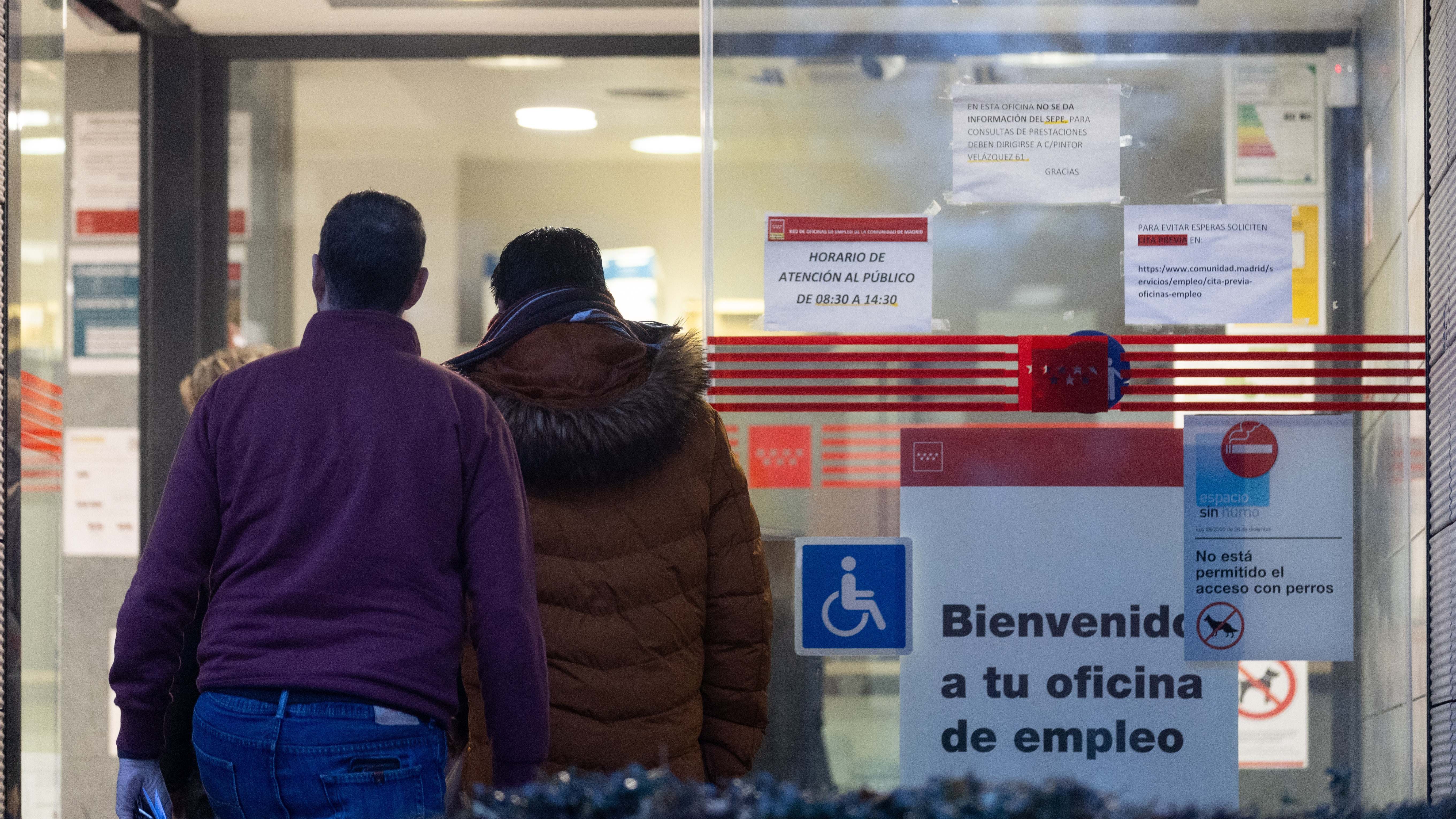 Personas entrando en una oficina de empleo. Foto: EP