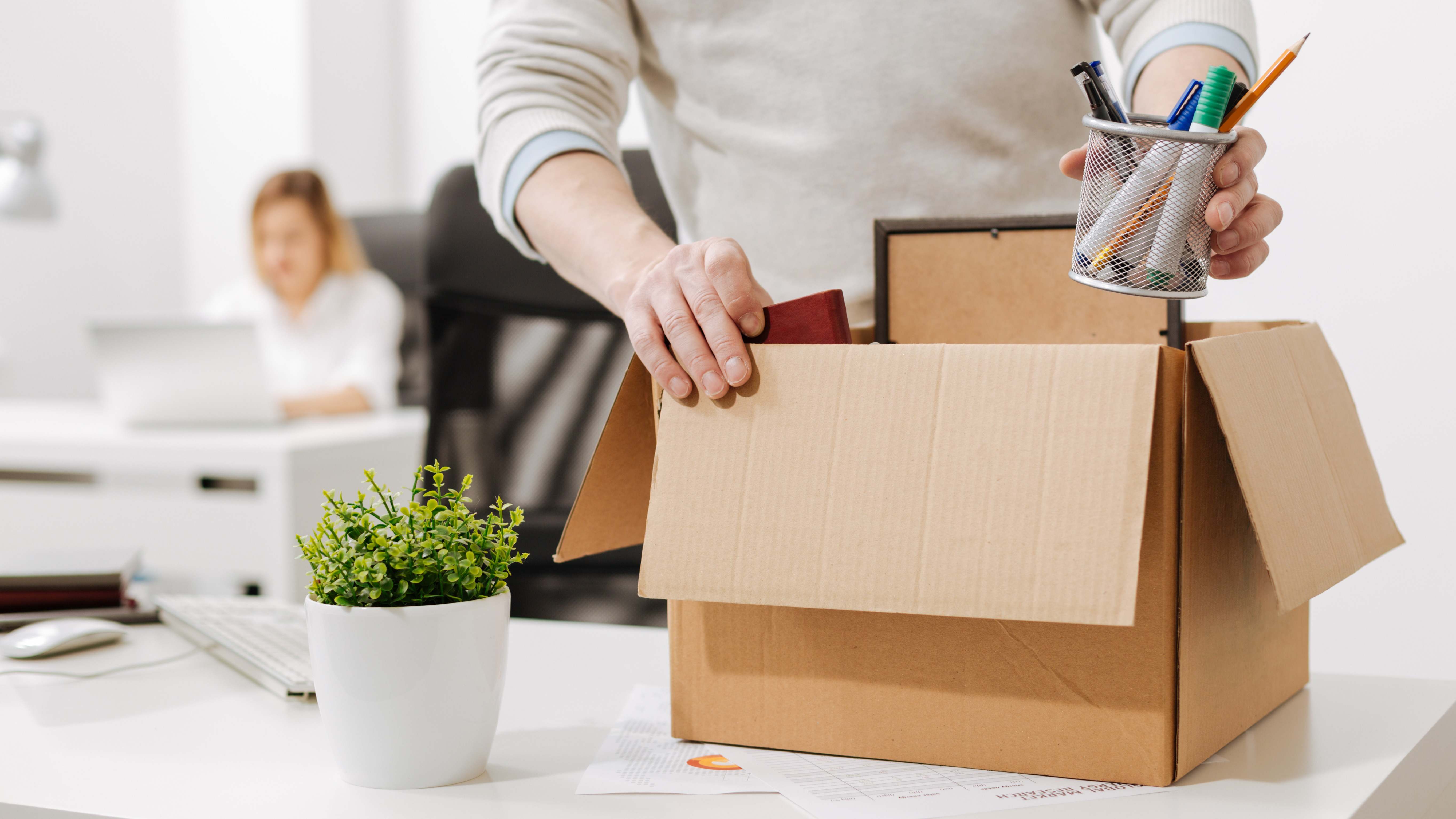 Una persona mete sus enseres en una caja
