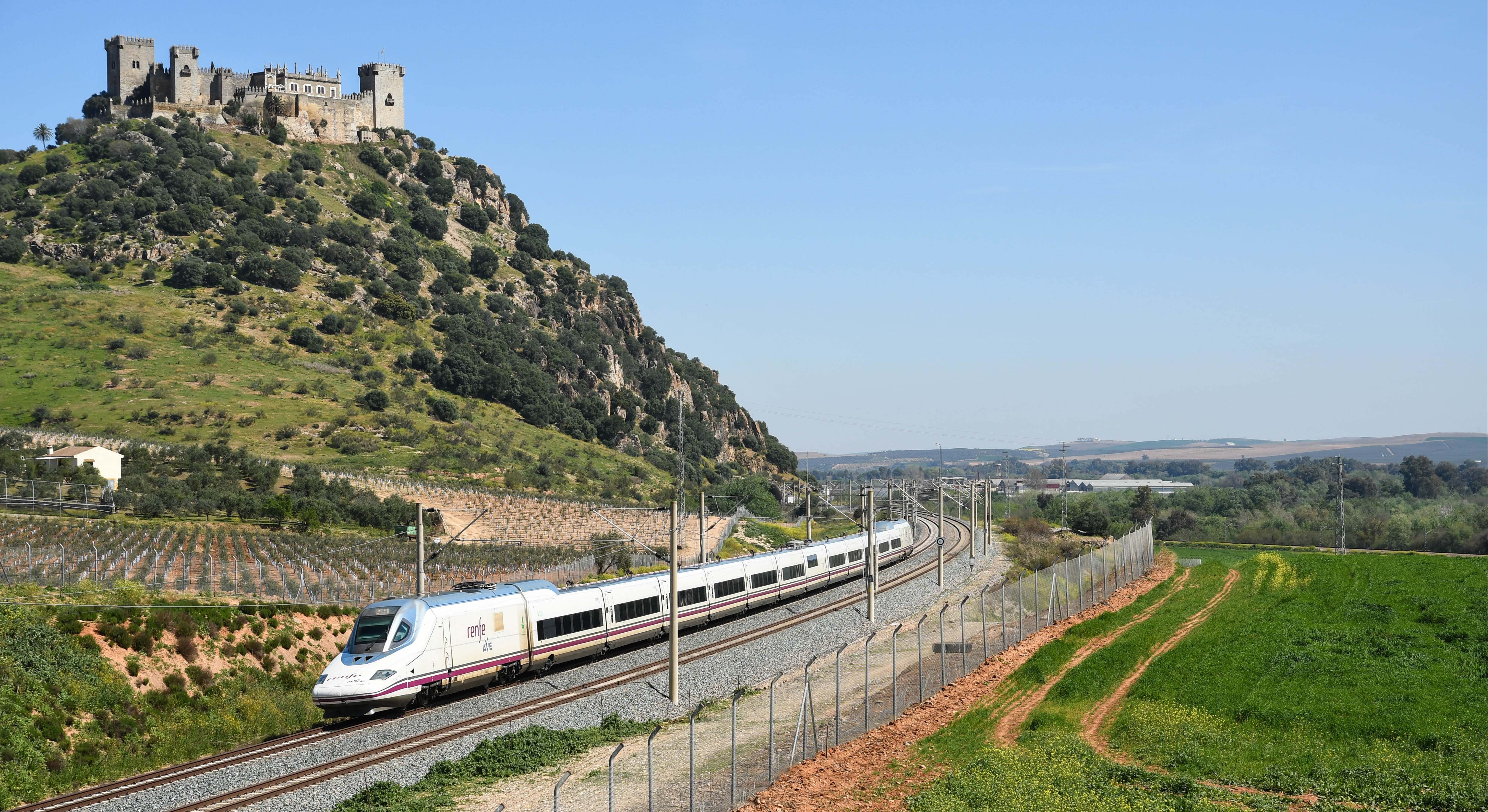 Tren de Renfe a su paso por Almodóvar del Río (Córdoba). Foto: Cesare Sapienza