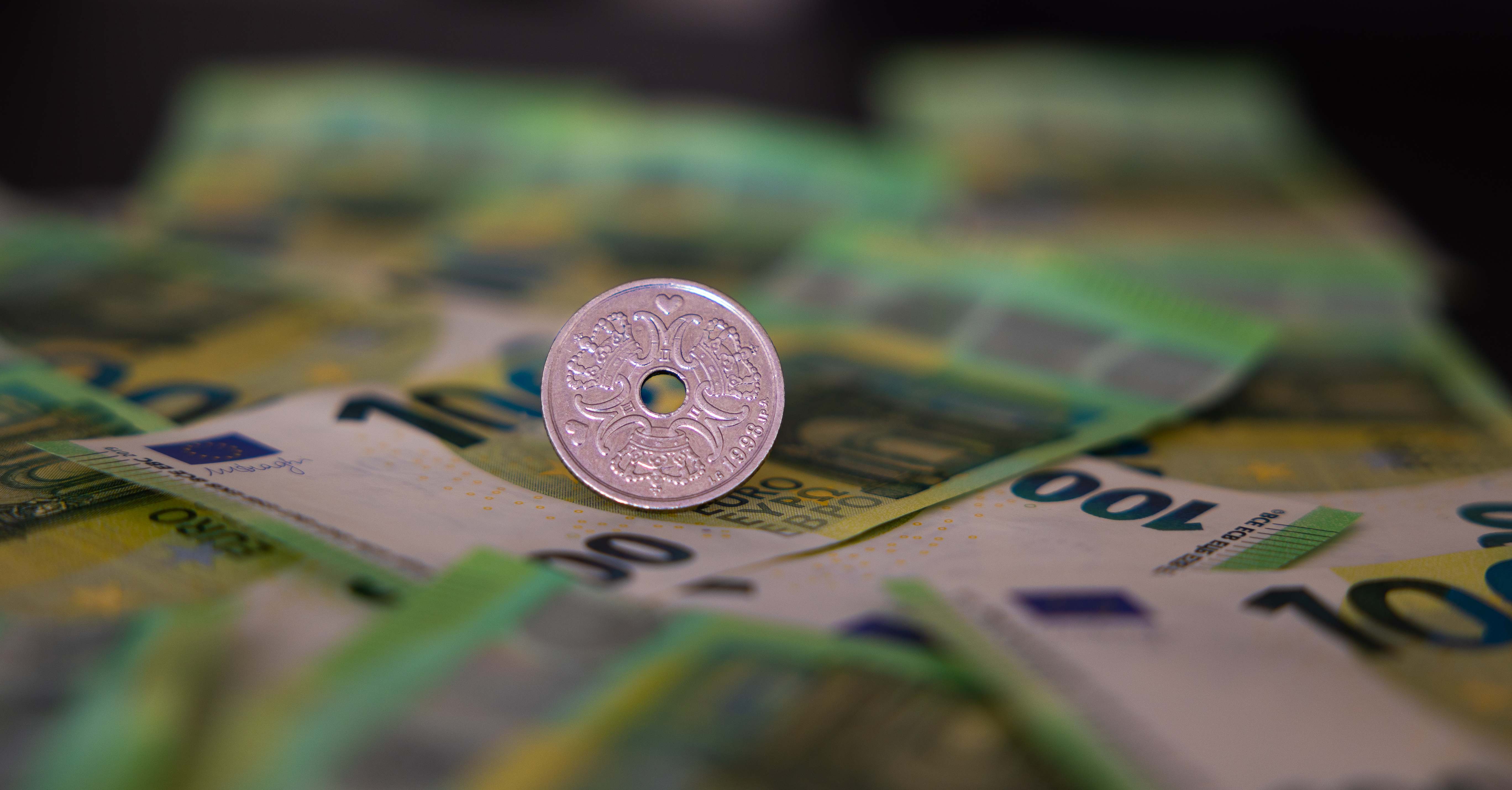Corona sueca entre billetes de euro (Dreamstime)