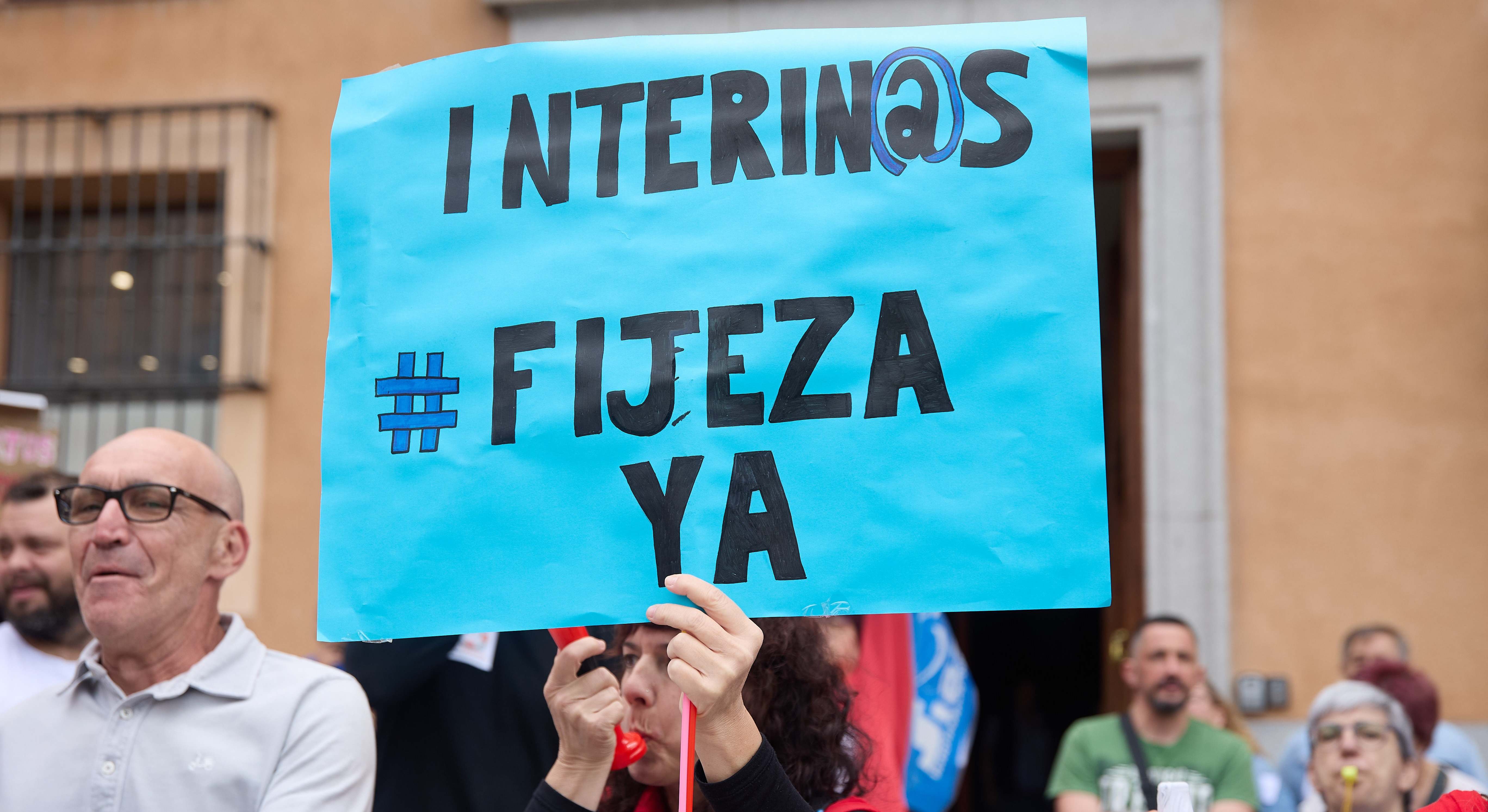 Una mujer reclama fijeza para los interinos