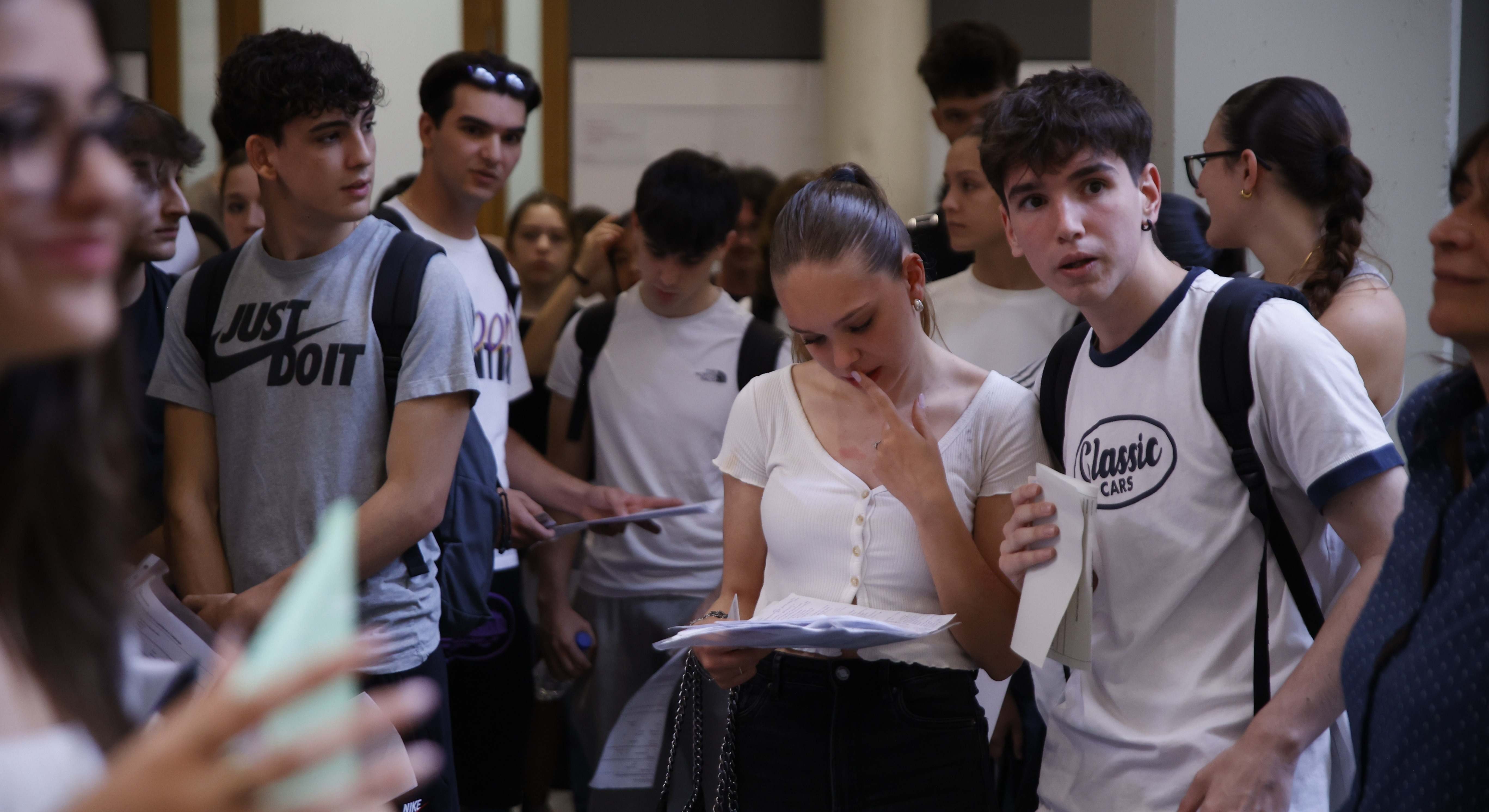 Imagen de unos estudiantes antes de realizar una prueba en Selectividad.