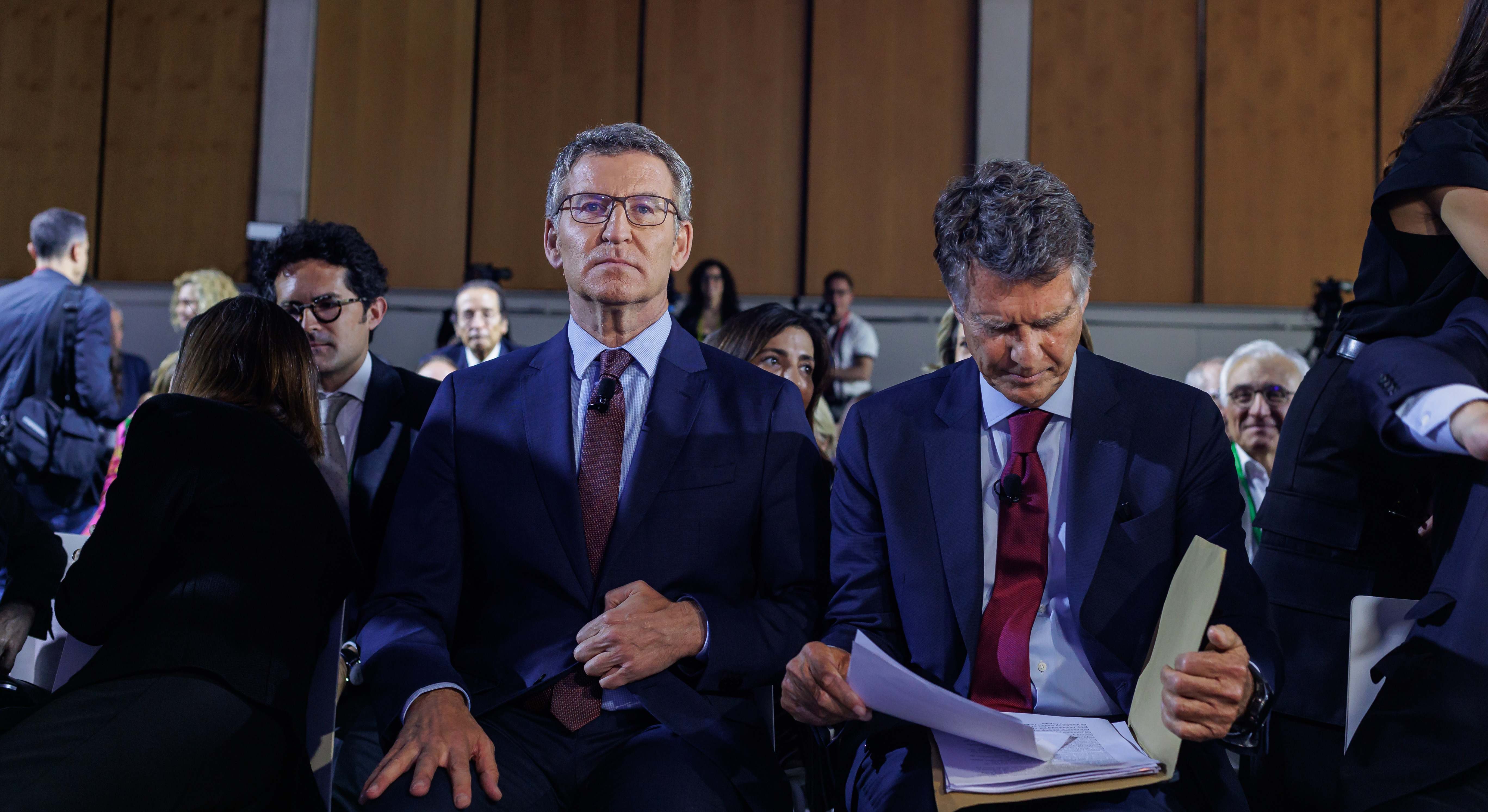 Alberto Núñez Feijóo, líder de la oposición, y Jaume Guardiola, presidente del Cercle. EE