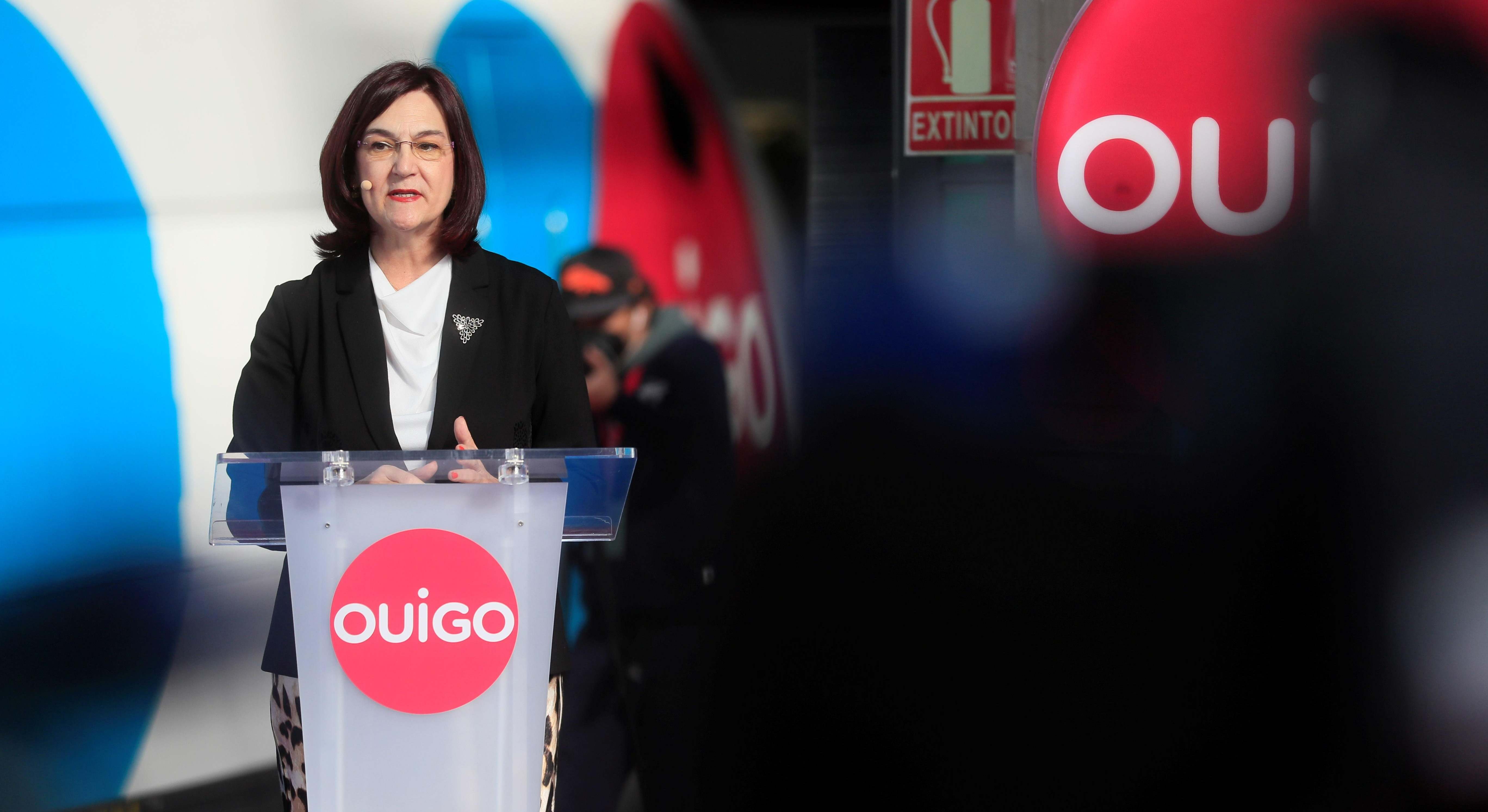 Cani Fernández, presidenta de la CNMC, interviniendo en un acto de Ouigo. / EFE