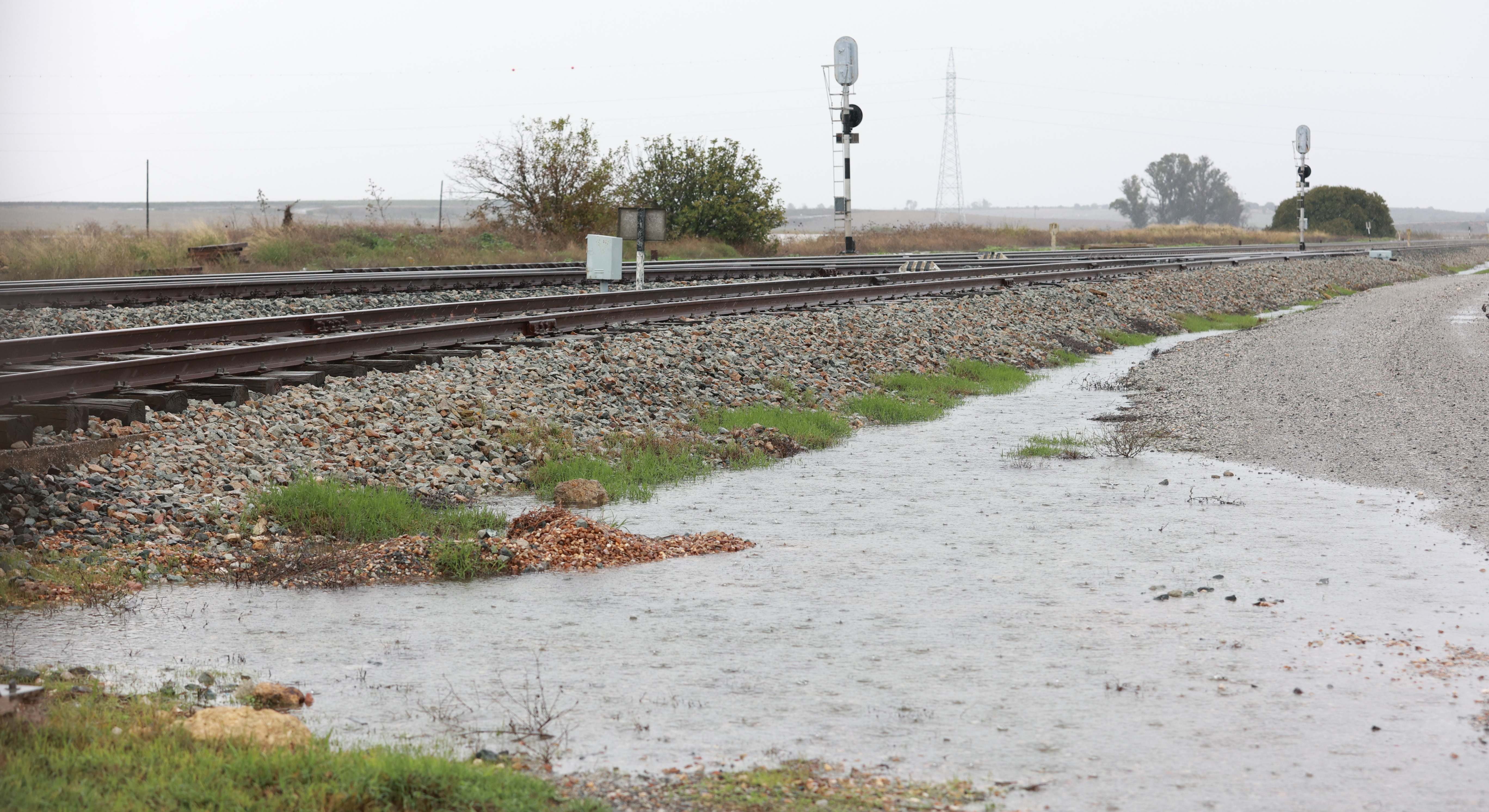 Vías de tren llenas de agua.