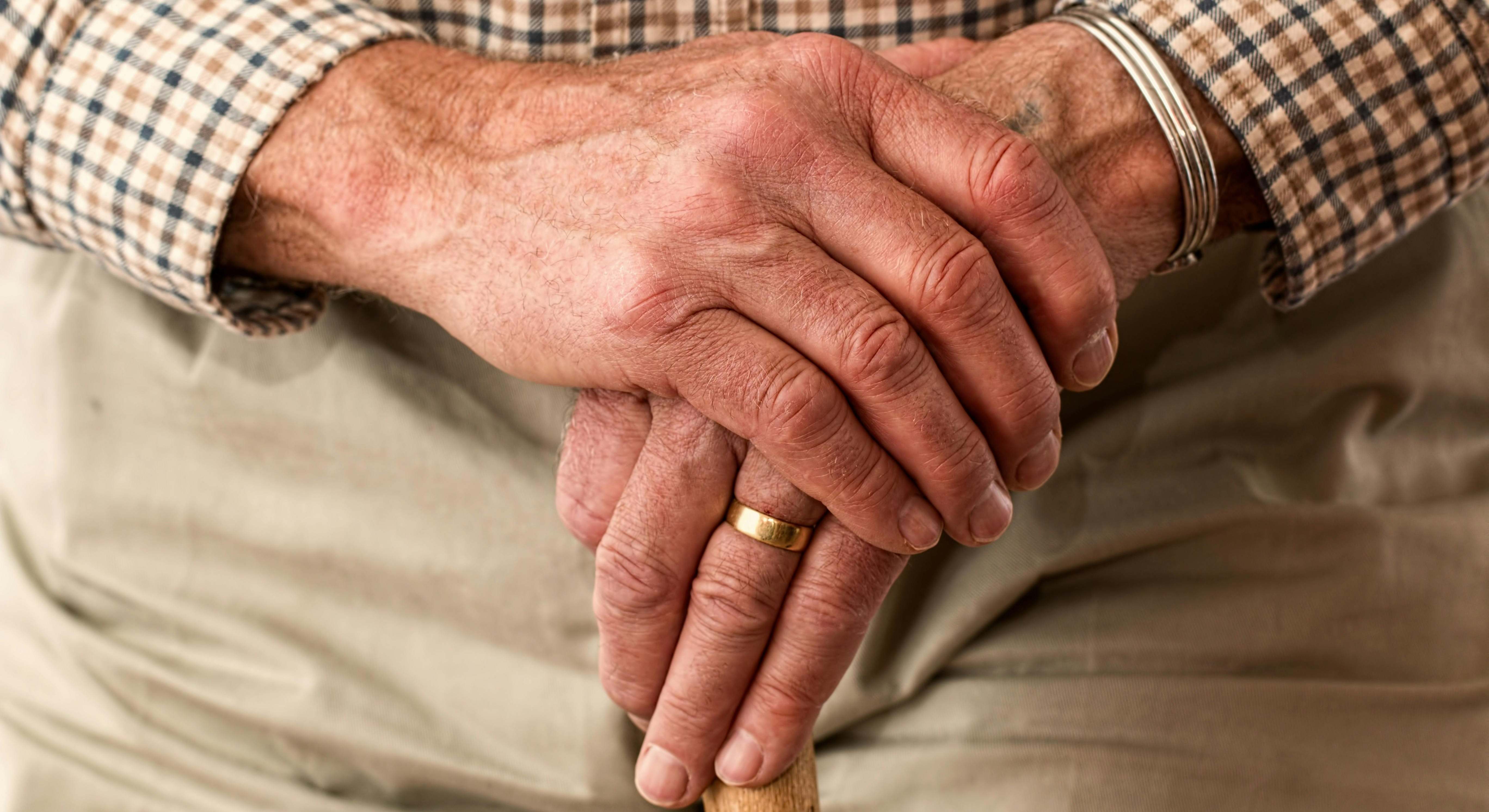 Una persona de avanzada edad con sus manos en primer plano